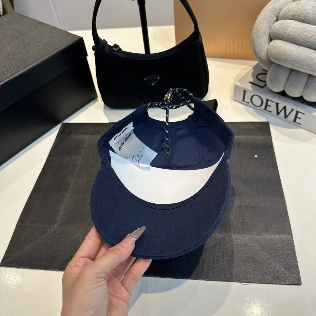 P70 Miumiu Miumiu new order style embroidered graffiti baseball cap 🧢Big brand style is super easy to match, get it now!
