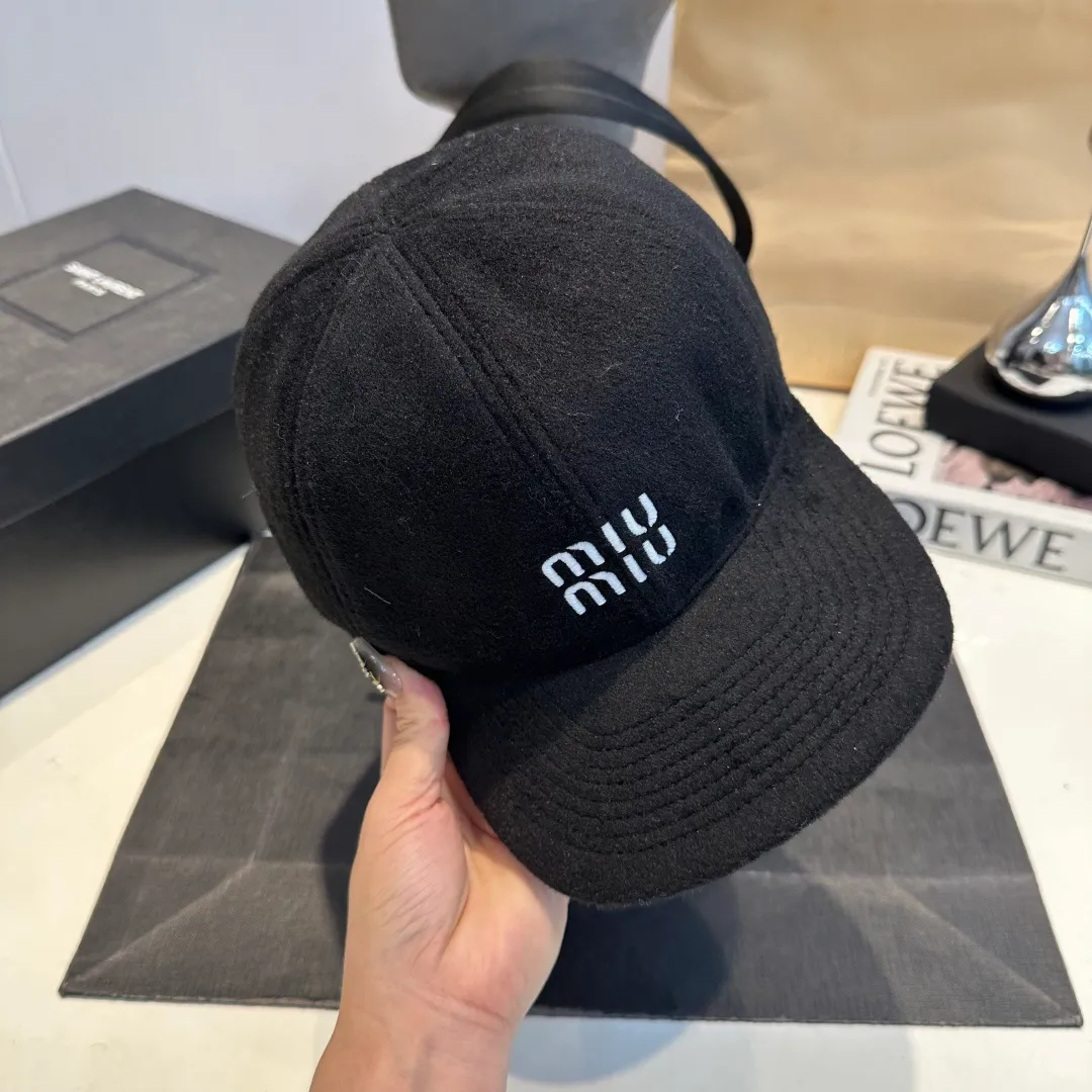 P70 miumiu~The new autumn and winter lamb wool baseball cap~ It is a super perfect interpretation of the sweet and cool style. I just love it so much❤️ The top is sexy and handsome. Both are online! No girl can refuse a fluffy item.