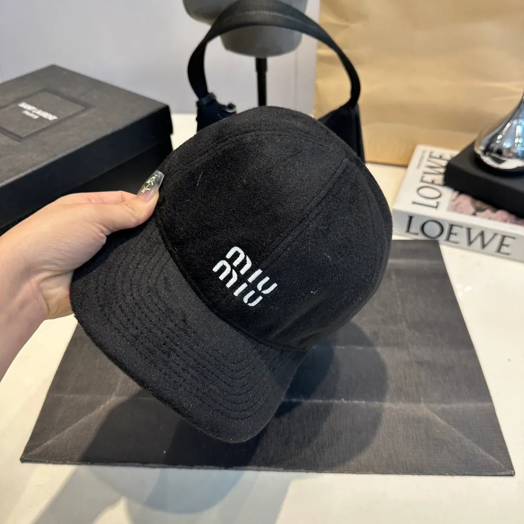 P70 miumiu~The new autumn and winter lamb wool baseball cap~ It is a super perfect interpretation of the sweet and cool style. I just love it so much❤️ The top is sexy and handsome. Both are online! No girl can refuse a fluffy item.