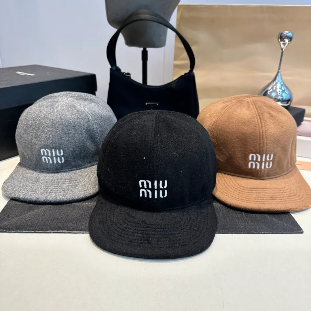 P70 miumiu~The new autumn and winter lamb wool baseball cap~ It is a super perfect interpretation of the sweet and cool style. I just love it so much❤️ The top is sexy and handsome. Both are online! No girl can refuse a fluffy item.