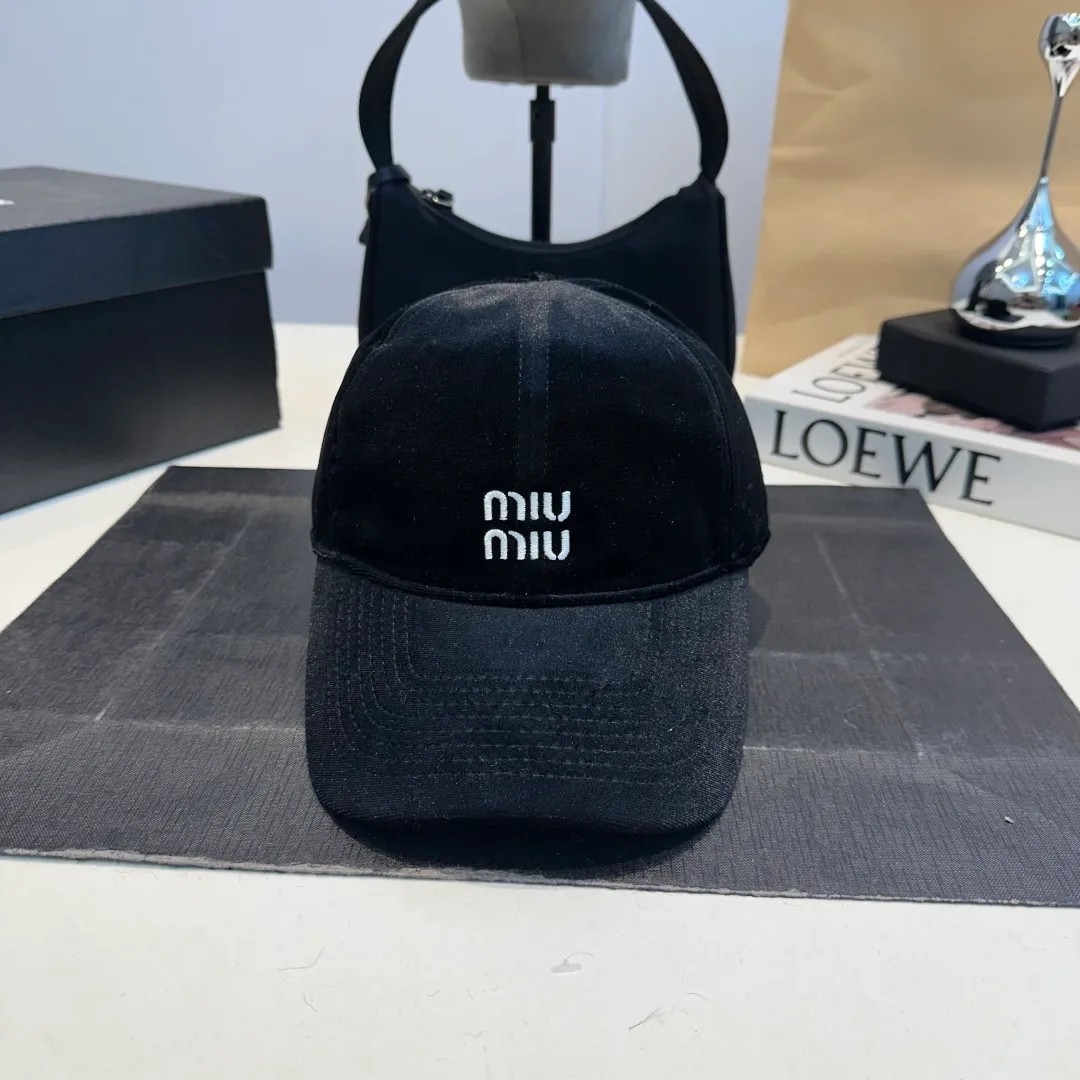 P60 miumiu 25 autumn and winter new velvet letter embroidered baseball cap