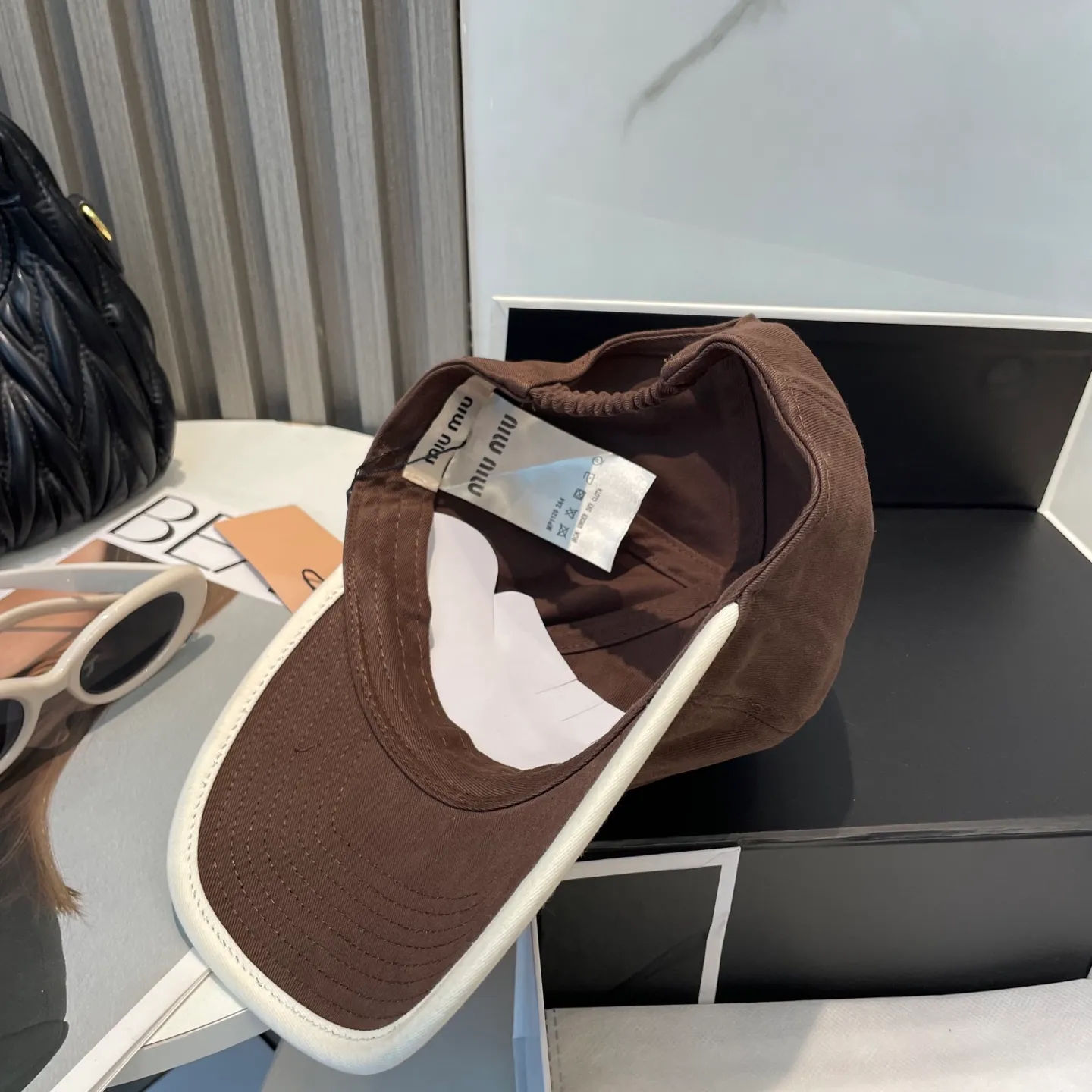 P60💛 Comes with dust bag. [Miumiu Miu Miu] New order style embroidered baseball cap🧢Big brand style is super easy to match, hurry up and get it!