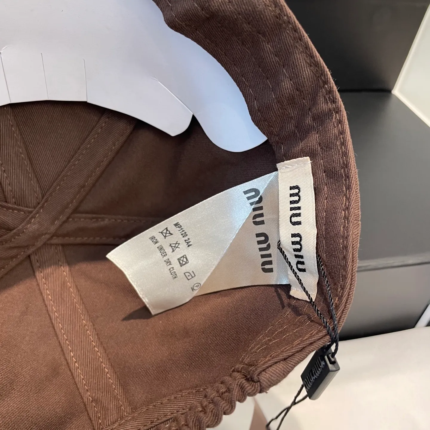 P60💛 Comes with dust bag. [Miumiu Miu Miu] New order style embroidered baseball cap🧢Big brand style is super easy to match, hurry up and get it!