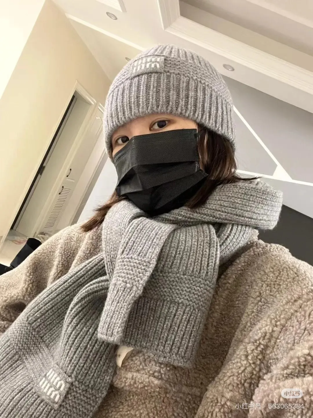 💰570¥ miumiu Unisex suit for men and women. Warm and textured cashmere scarf and hat set. Keep warm all winter. It’s furry and warm. It fills the atmosphere of autumn and winter. It’s high-end and good-looking. Size 30✖️180