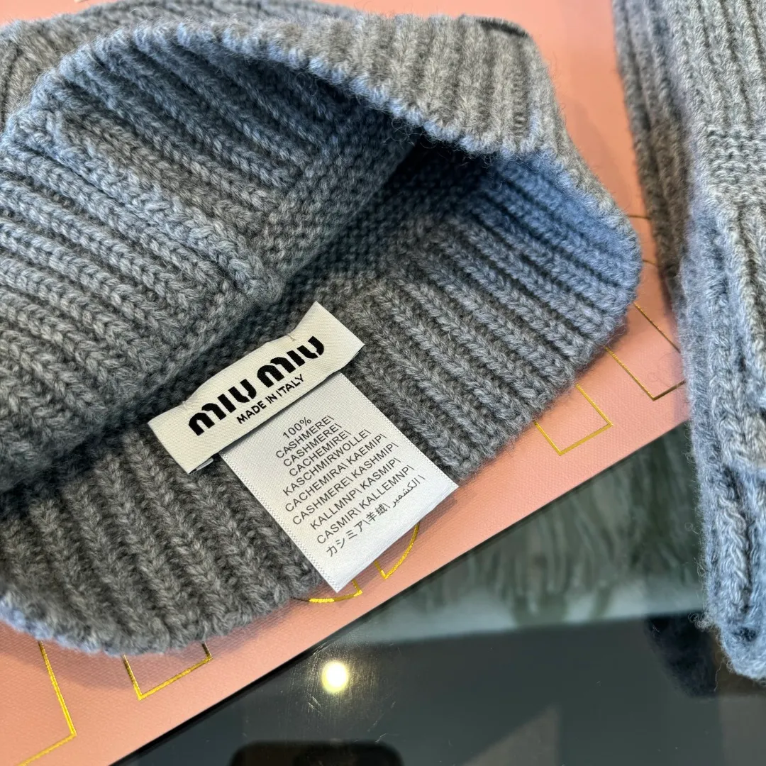 💰570¥ miumiu Unisex suit for men and women. Warm and textured cashmere scarf and hat set. Keep warm all winter. It’s furry and warm. It fills the atmosphere of autumn and winter. It’s high-end and good-looking. Size 30✖️180