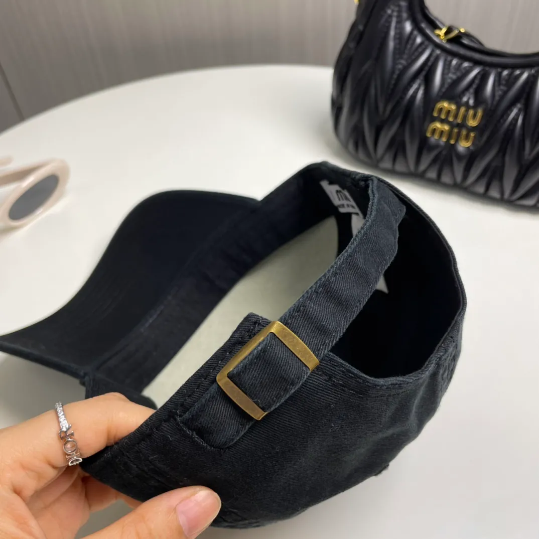 P50 miumiu new plain baseball cap, the hottest color at the moment - full of street style! Trendy and versatile, Xiaohongshu grows grass, poison, get your boyfriend, and cool together