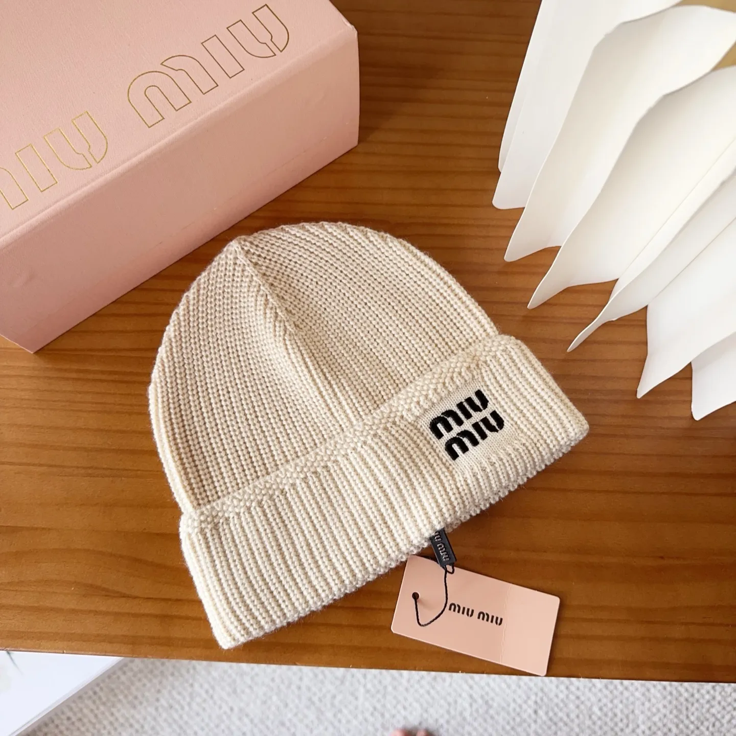 💰60 miumiu’s most popular knitted hat at the Miu Miu counter! Xiaohongshu’s new product is released, it’s so 🉑️, high-elastic fabric, classic colors, same style for men and women.