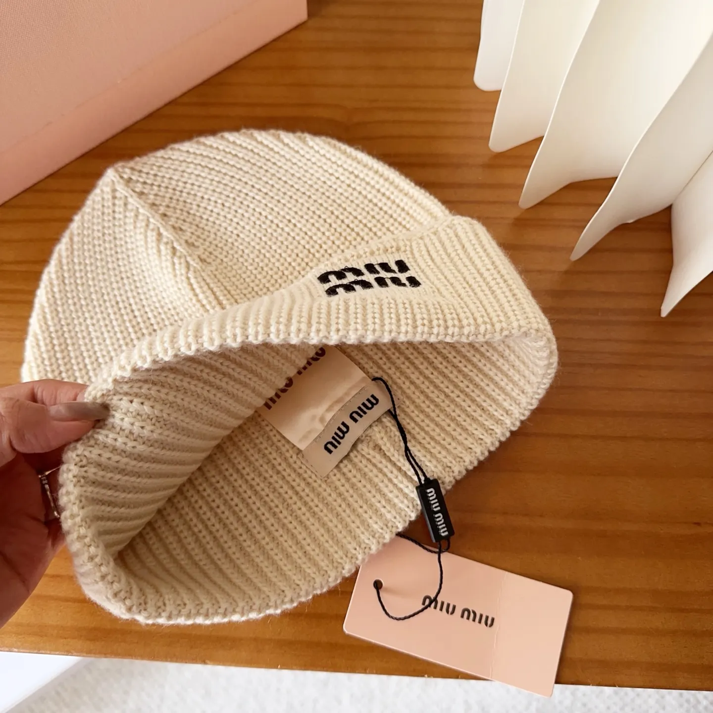 💰60 miumiu’s most popular knitted hat at the Miu Miu counter! Xiaohongshu’s new product is released, it’s so 🉑️, high-elastic fabric, classic colors, same style for men and women.