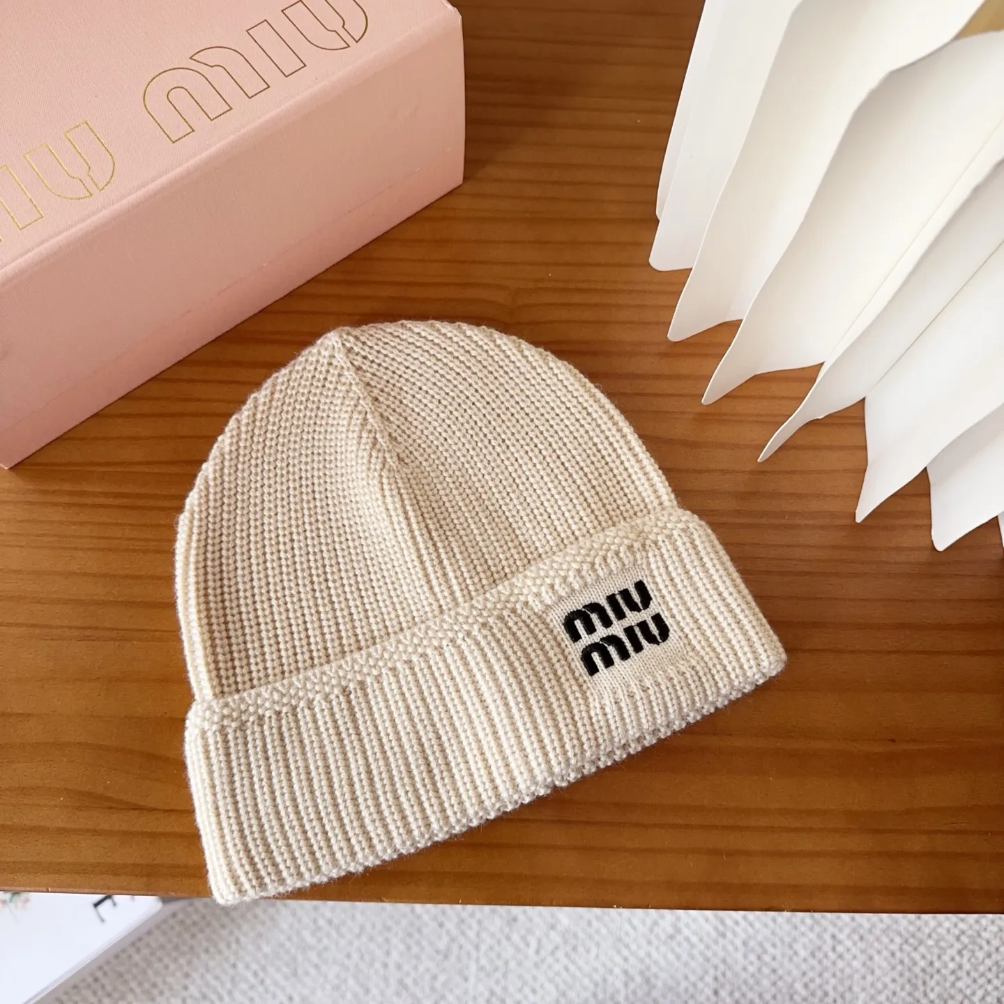💰60 miumiu’s most popular knitted hat at the Miu Miu counter! Xiaohongshu’s new product is released, it’s so 🉑️, high-elastic fabric, classic colors, same style for men and women.