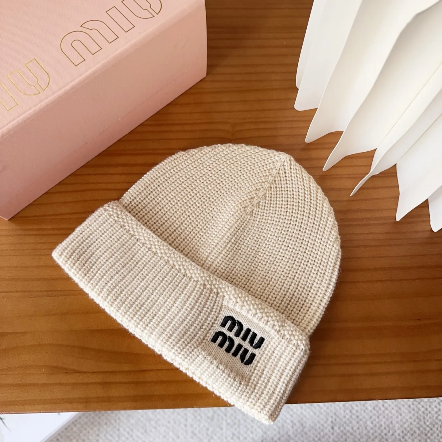 💰60 miumiu’s most popular knitted hat at the Miu Miu counter! Xiaohongshu’s new product is released, it’s so 🉑️, high-elastic fabric, classic colors, same style for men and women.