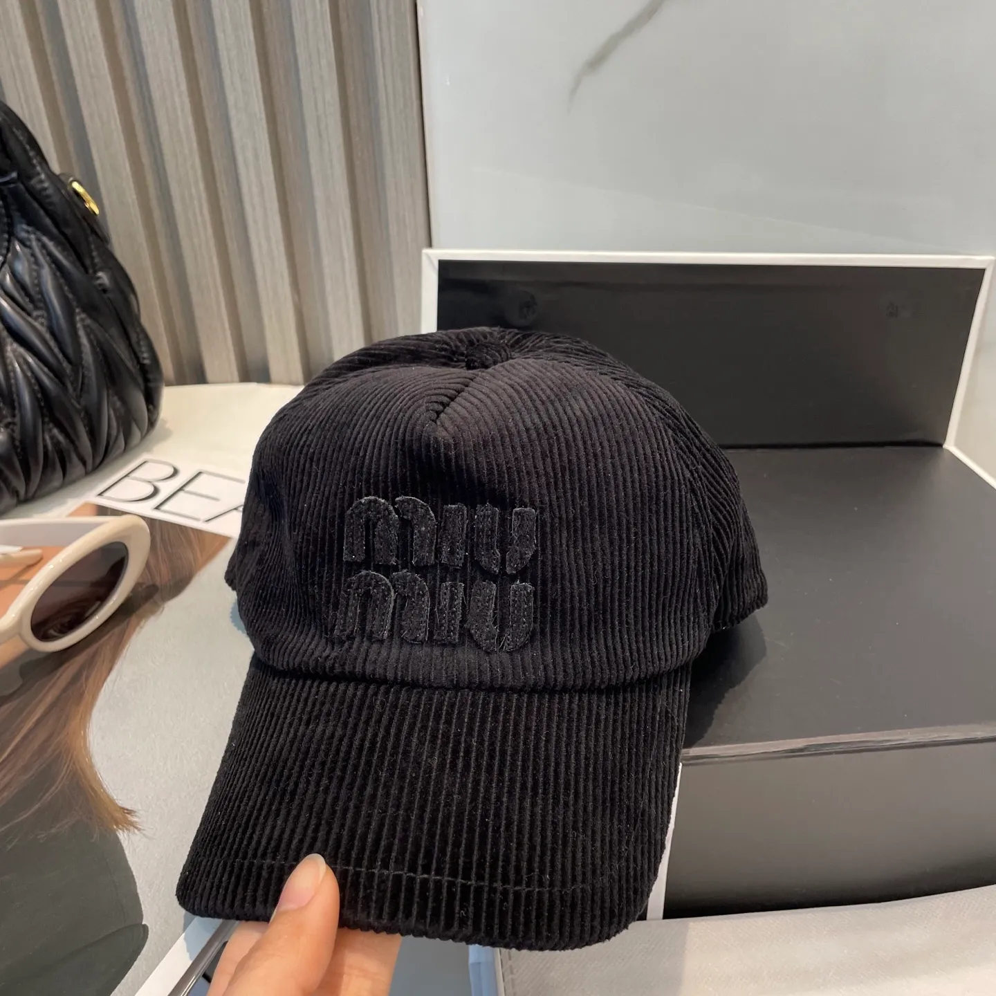 P70 miumiu limited new corduroy baseball cap, corduroy textured peaked cap. A very attractive baseball cap🧢~Same style for men and women. It brings a sense of atmosphere when you go out every day. It feels great to change it occasionally.