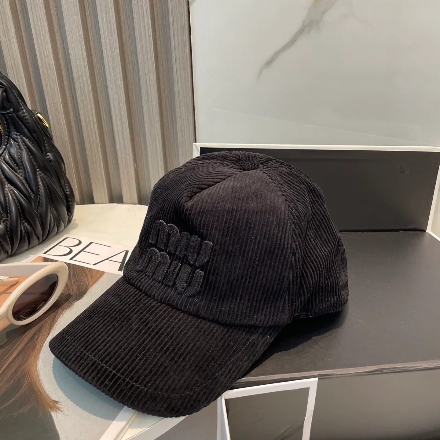 P70 miumiu limited new corduroy baseball cap, corduroy textured peaked cap. A very attractive baseball cap🧢~Same style for men and women. It brings a sense of atmosphere when you go out every day. It feels great to change it occasionally.