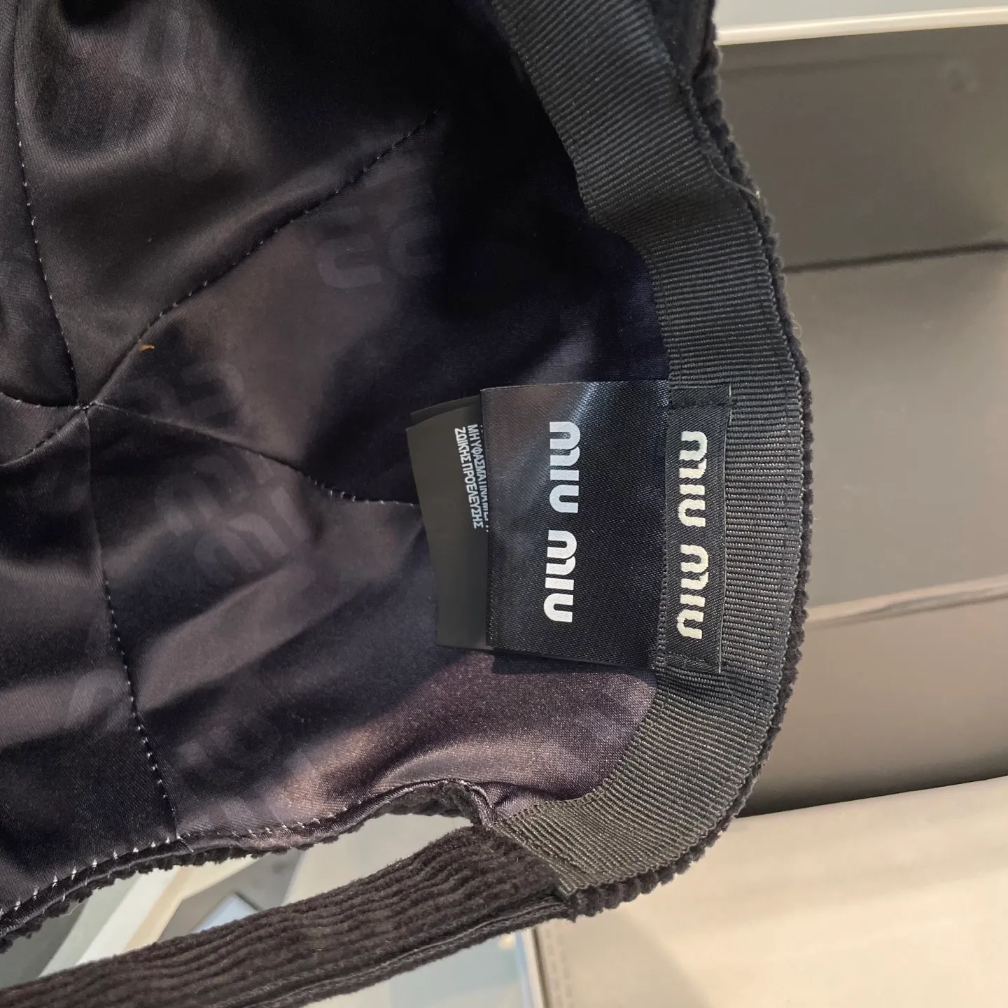 P70 miumiu limited new corduroy baseball cap, corduroy textured peaked cap. A very attractive baseball cap🧢~Same style for men and women. It brings a sense of atmosphere when you go out every day. It feels great to change it occasionally.