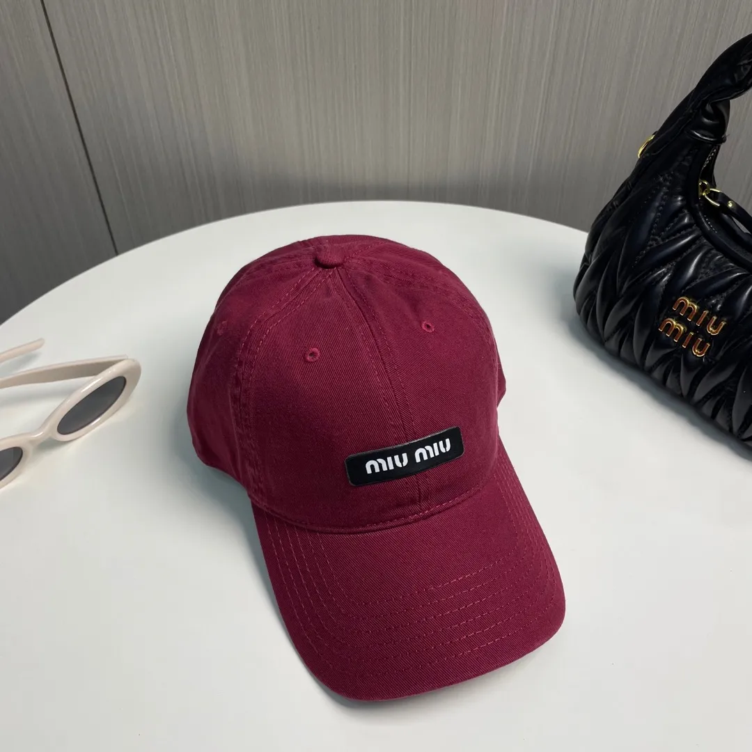 P60 miumiu new solid color baseball cap, the hottest color at the moment - full of street style! Trendy and versatile, Xiaohongshu grows grass, poison, get your boyfriend, and cool together