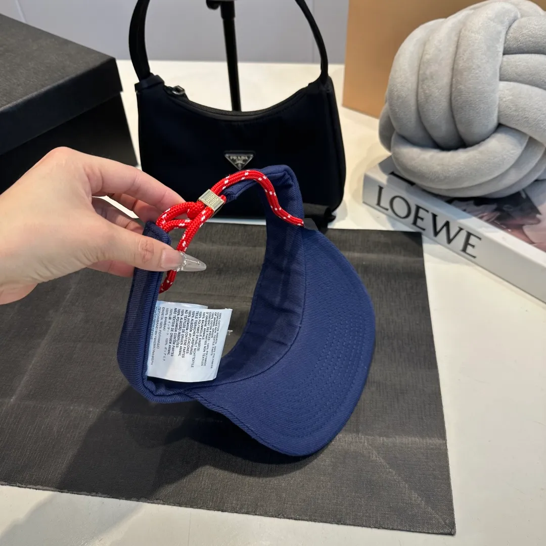 P80 MIUMIU sports and fitness empty top hat made of pure cotton. Whether it is cycling, running, tennis, playing, yoga, or daily outings, it is more outstanding. It can also provide sun protection and shade. It kills two birds with one stone. The product design of a big brand is simple and fashionable!    The material is comfortable and not stuffy🥵It has a very concave shape. Once you put it on, you will instantly lift your head🆙 It has classic colors🖤🤍. Colors can increase the sense of vitality💖