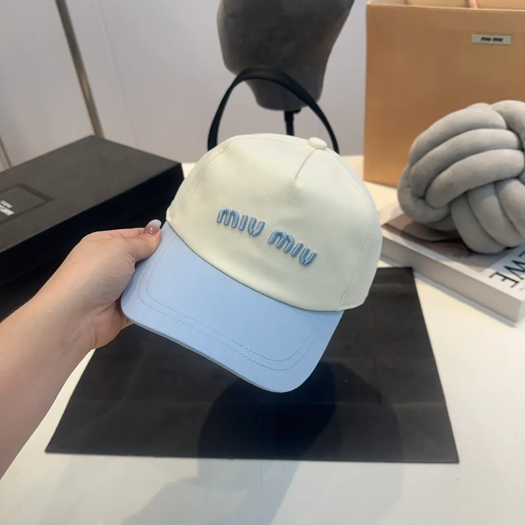 P56 MiuMiu Miu Miu girl's daily baseball cap. A very versatile baseball cap. Classic embroidered logo. Black and white contrasting colors. Versatile and fashionable.