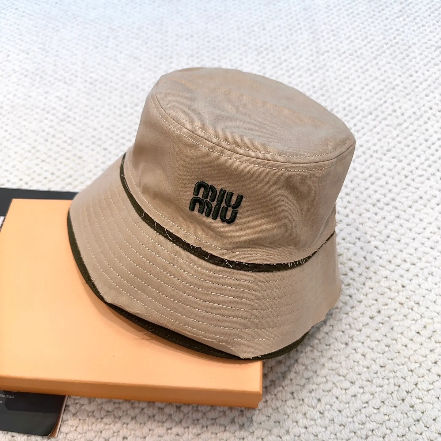 P80 miumiu limited new fisherman hat/baseball cap, a very attractive fisherman hat ~ the same style for men and women. It brings a sense of atmosphere when you go out every day. It feels great to change it occasionally.