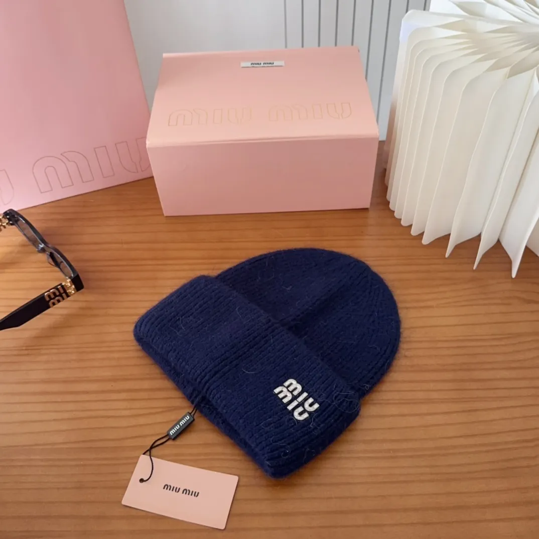 💰56 miumiu🐰Angora rabbit fur autumn and winter woolen hat This high-grade gray dyeing is very difficult to dye! What's more, the material of rabbit fur is like starting from scratch! Highly recommend to everyone. This hat goes well with any type of clothing. It can be both casual and sweet!