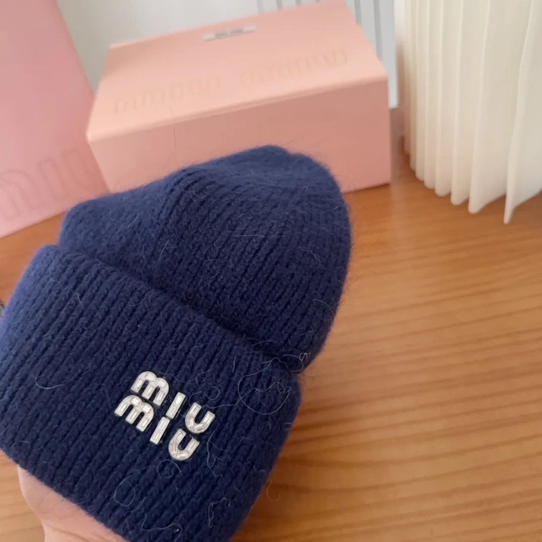 💰56 miumiu🐰Angora rabbit fur autumn and winter woolen hat This high-grade gray dyeing is very difficult to dye! What's more, the material of rabbit fur is like starting from scratch! Highly recommend to everyone. This hat goes well with any type of clothing. It can be both casual and sweet!