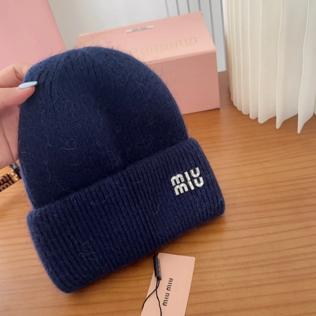 💰56 miumiu🐰Angora rabbit fur autumn and winter woolen hat This high-grade gray dyeing is very difficult to dye! What's more, the material of rabbit fur is like starting from scratch! Highly recommend to everyone. This hat goes well with any type of clothing. It can be both casual and sweet!