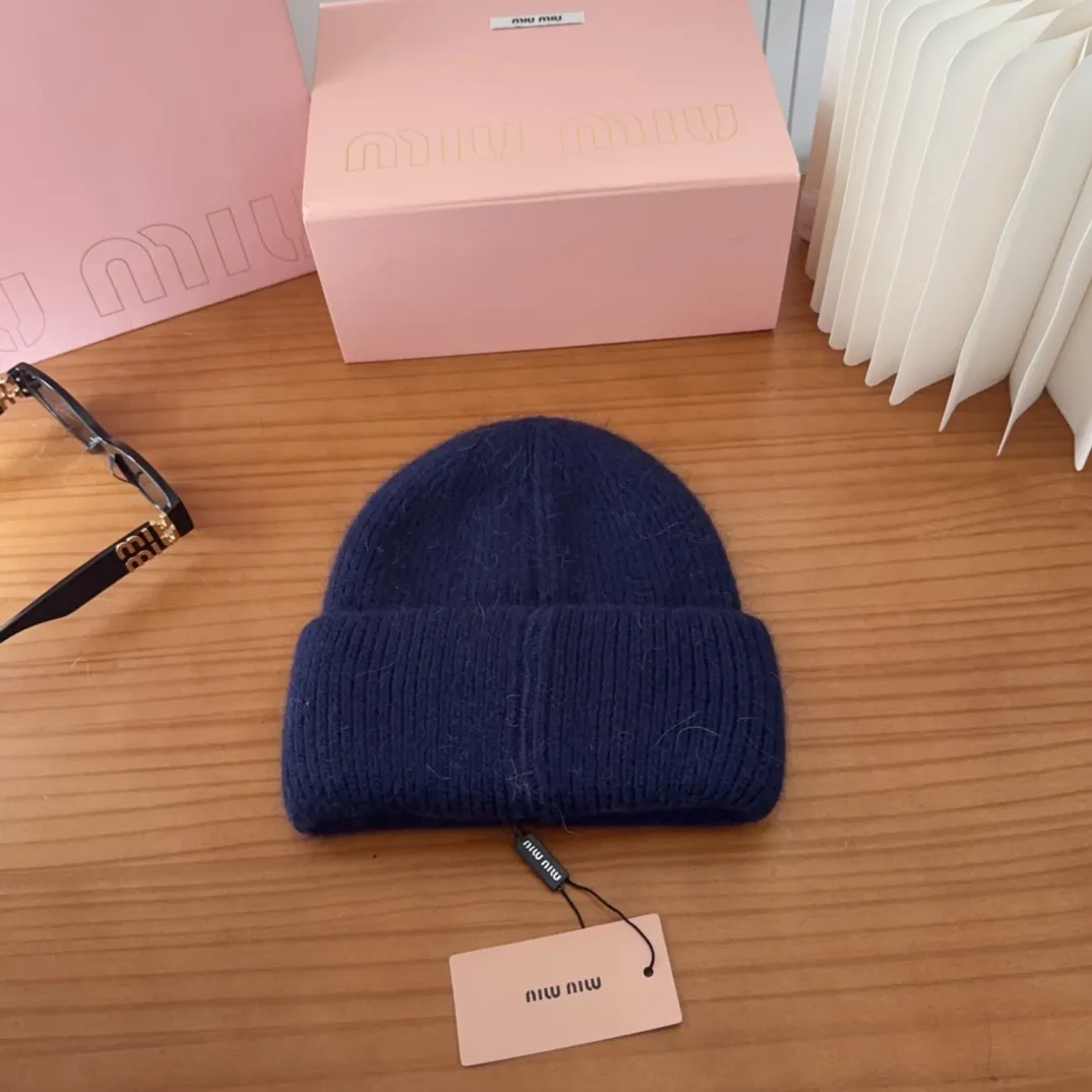 💰56 miumiu🐰Angora rabbit fur autumn and winter woolen hat This high-grade gray dyeing is very difficult to dye! What's more, the material of rabbit fur is like starting from scratch! Highly recommend to everyone. This hat goes well with any type of clothing. It can be both casual and sweet!
