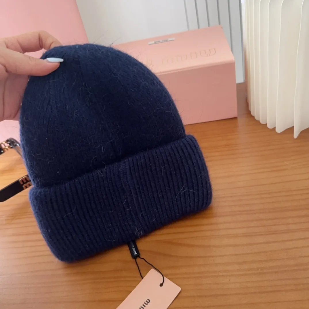 💰56 miumiu🐰Angora rabbit fur autumn and winter woolen hat This high-grade gray dyeing is very difficult to dye! What's more, the material of rabbit fur is like starting from scratch! Highly recommend to everyone. This hat goes well with any type of clothing. It can be both casual and sweet!