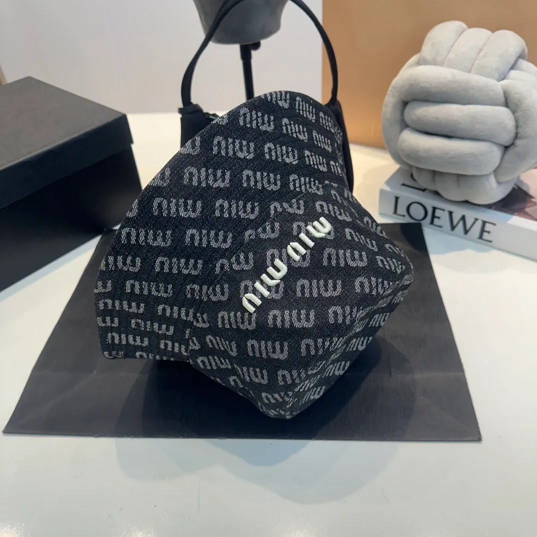 P60 miumiu new denim fisherman hat, the hottest color at the moment - full of street style! Trendy and versatile, Xiaohongshu grows grass, poison, get your boyfriend, and cool together