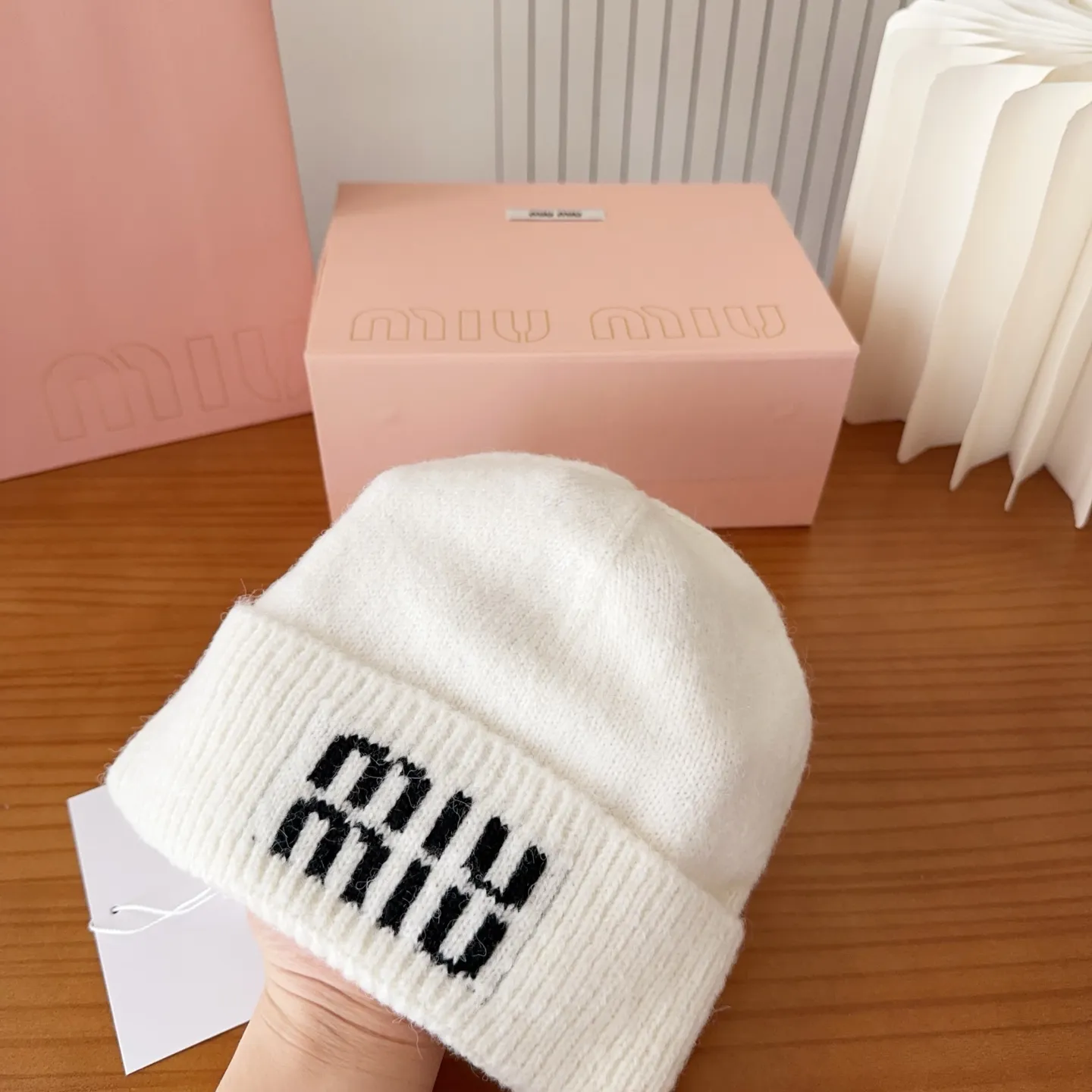 💰60 miumiu’s most popular knitted hat at the Miu Miu counter! Xiaohongshu’s new product is released, it’s so 🉑️, high-elastic fabric, classic colors, same style for men and women.