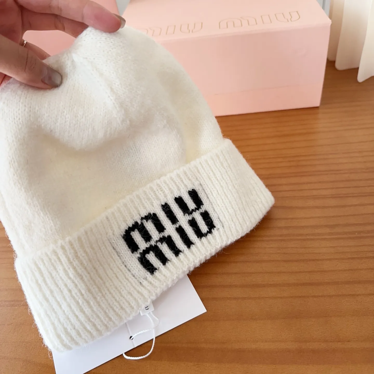 💰60 miumiu’s most popular knitted hat at the Miu Miu counter! Xiaohongshu’s new product is released, it’s so 🉑️, high-elastic fabric, classic colors, same style for men and women.