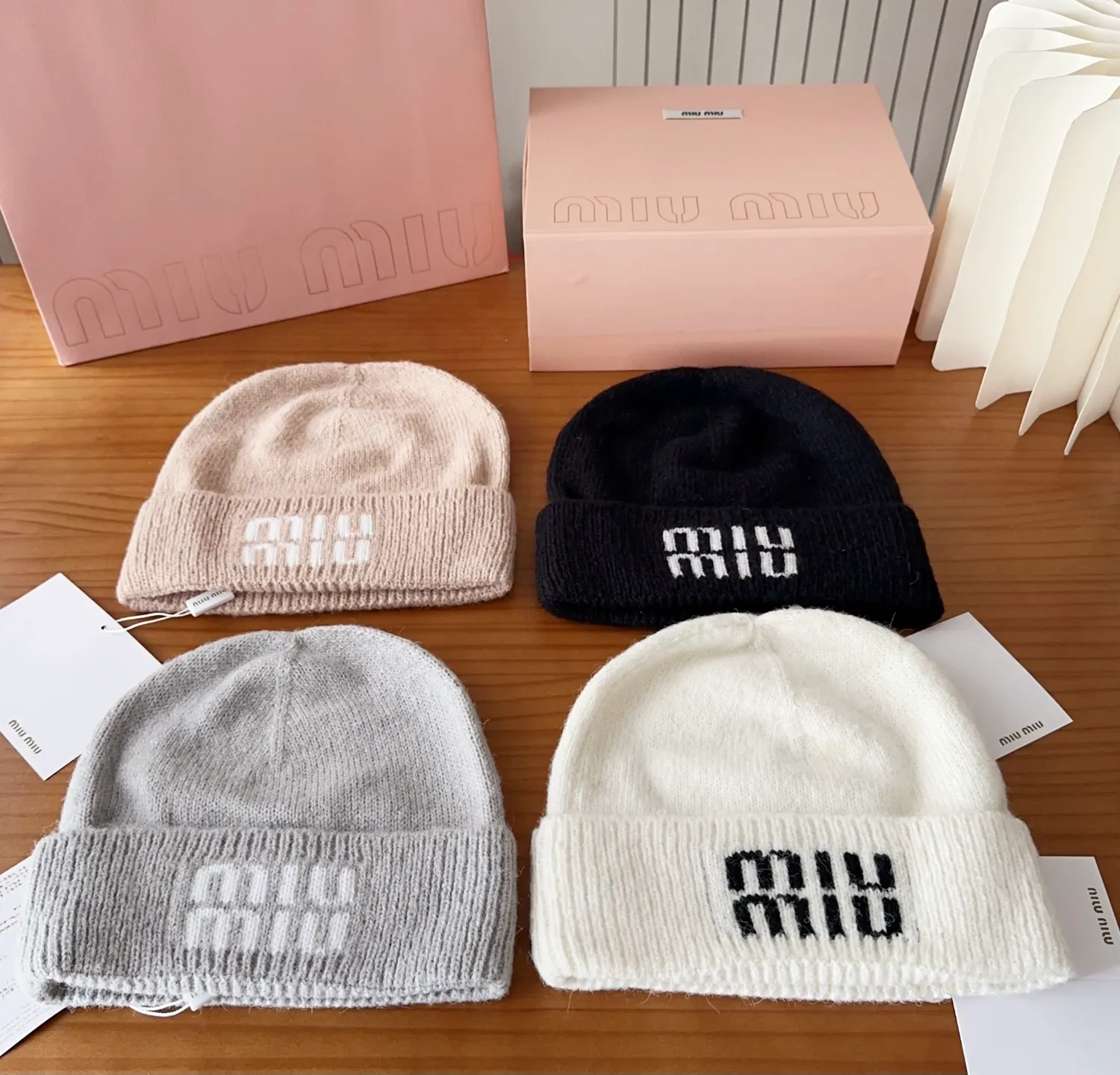 💰60 miumiu’s most popular knitted hat at the Miu Miu counter! Xiaohongshu’s new product is released, it’s so 🉑️, high-elastic fabric, classic colors, same style for men and women.
