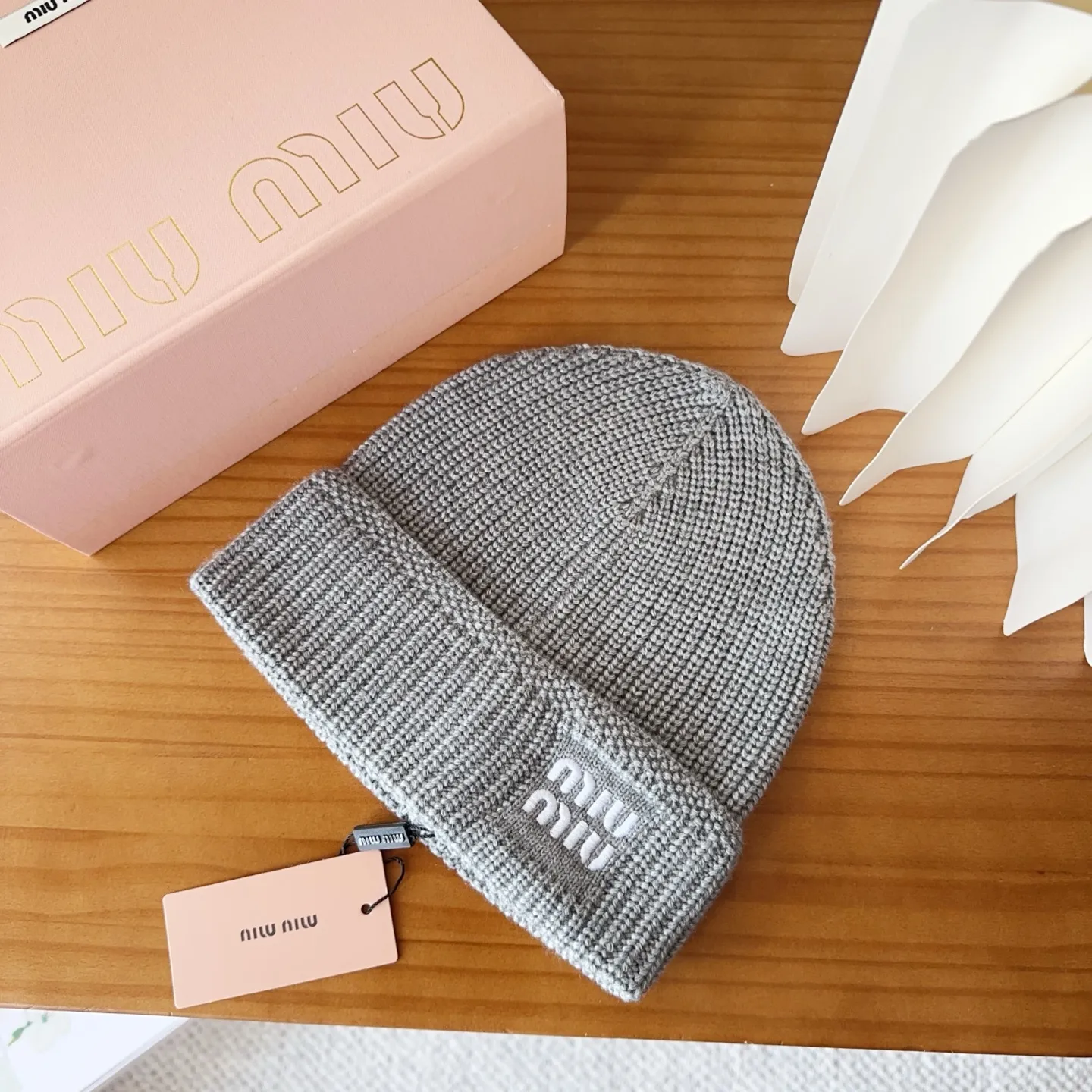 💰60 miumiu’s most popular knitted hat at the Miu Miu counter! Xiaohongshu’s new product is released, it’s so 🉑️, high-elastic fabric, classic colors, same style for men and women.