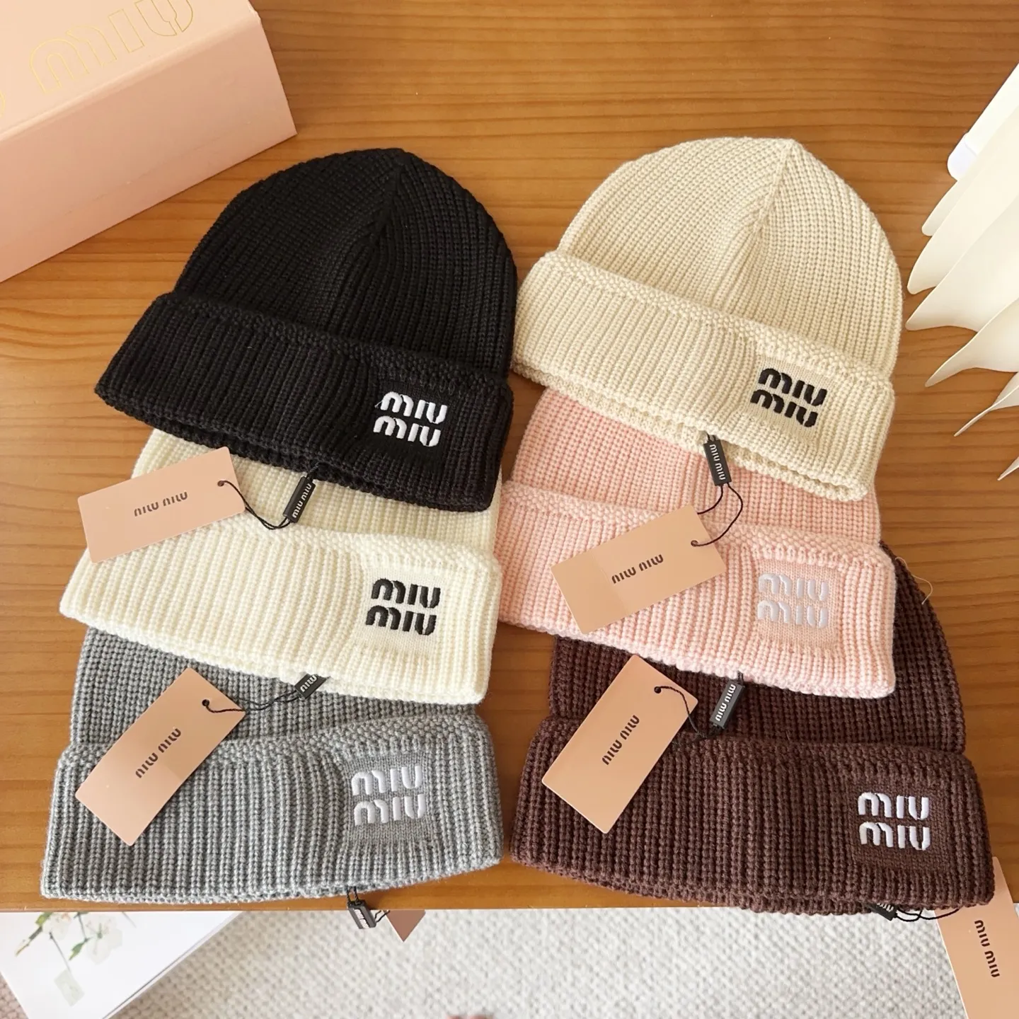 💰60 miumiu’s most popular knitted hat at the Miu Miu counter! Xiaohongshu’s new product is released, it’s so 🉑️, high-elastic fabric, classic colors, same style for men and women.