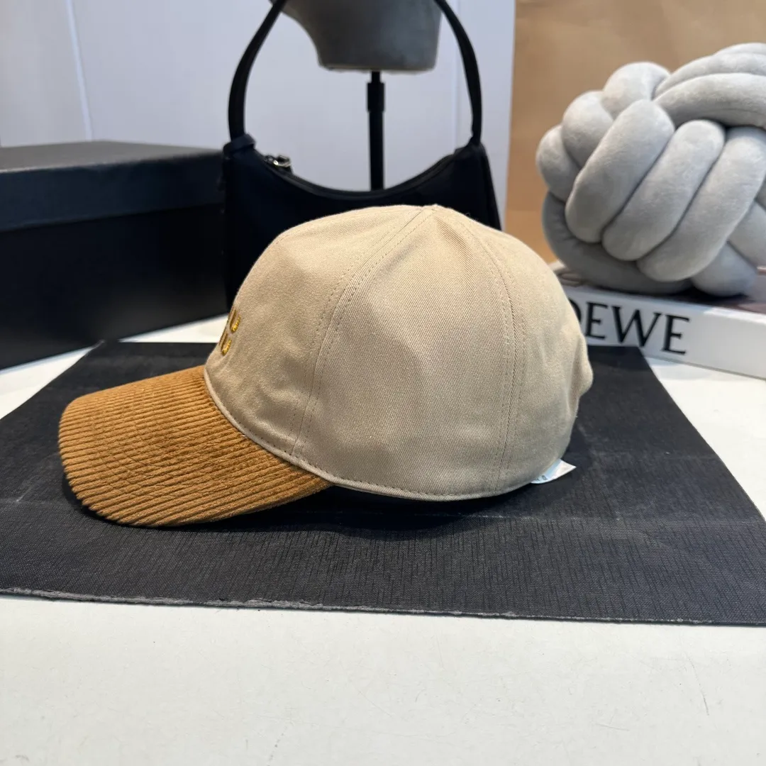 P60 MIU MIU new baseball cap This denim denim baseball cap is decorated with MIUMIU Cruise embroidered micro logo on the side, highlighting the simple brand style and creating a refined, comfortable and charming look.