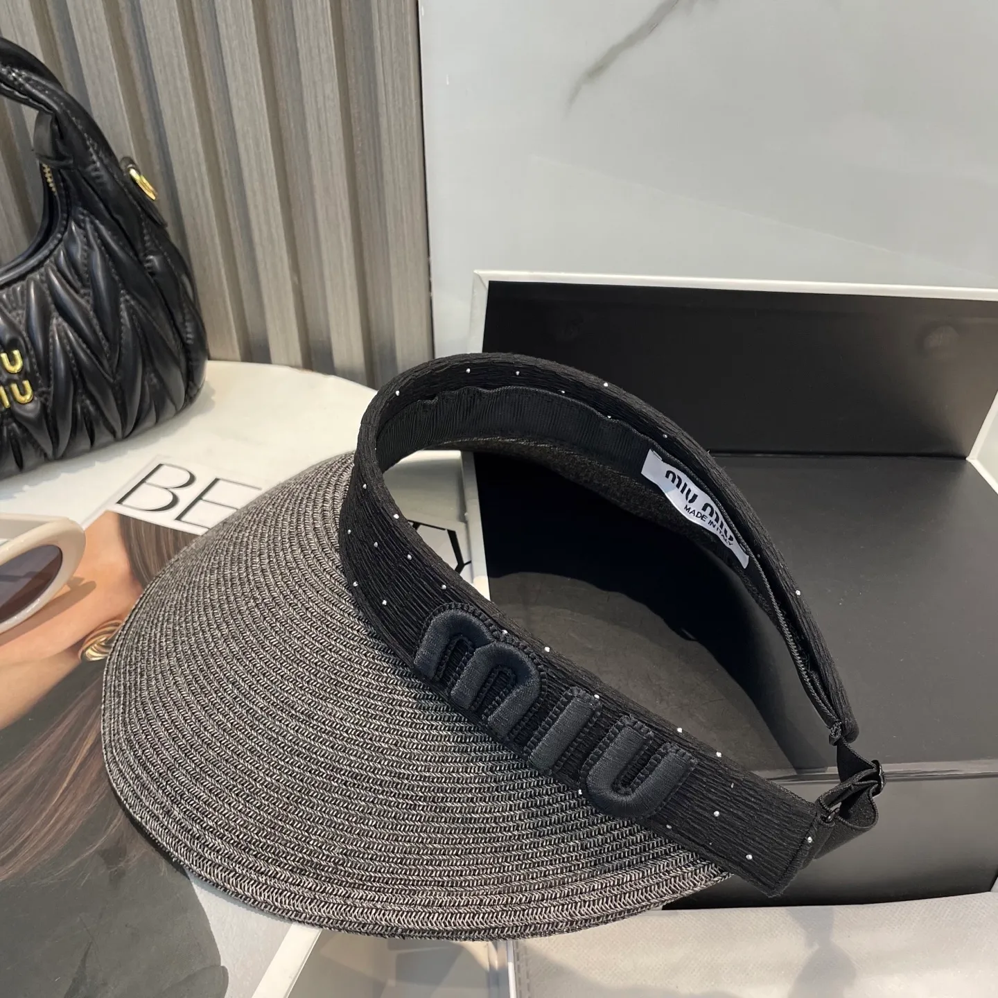 P70 comes with dust bag miumiu empty top hat, a must-have item in summer, because it is so easy to match, it is really super artistic in summer when paired with a cool summer style~ Just wear a little white skirt and you can attract the attention of blockbusters~