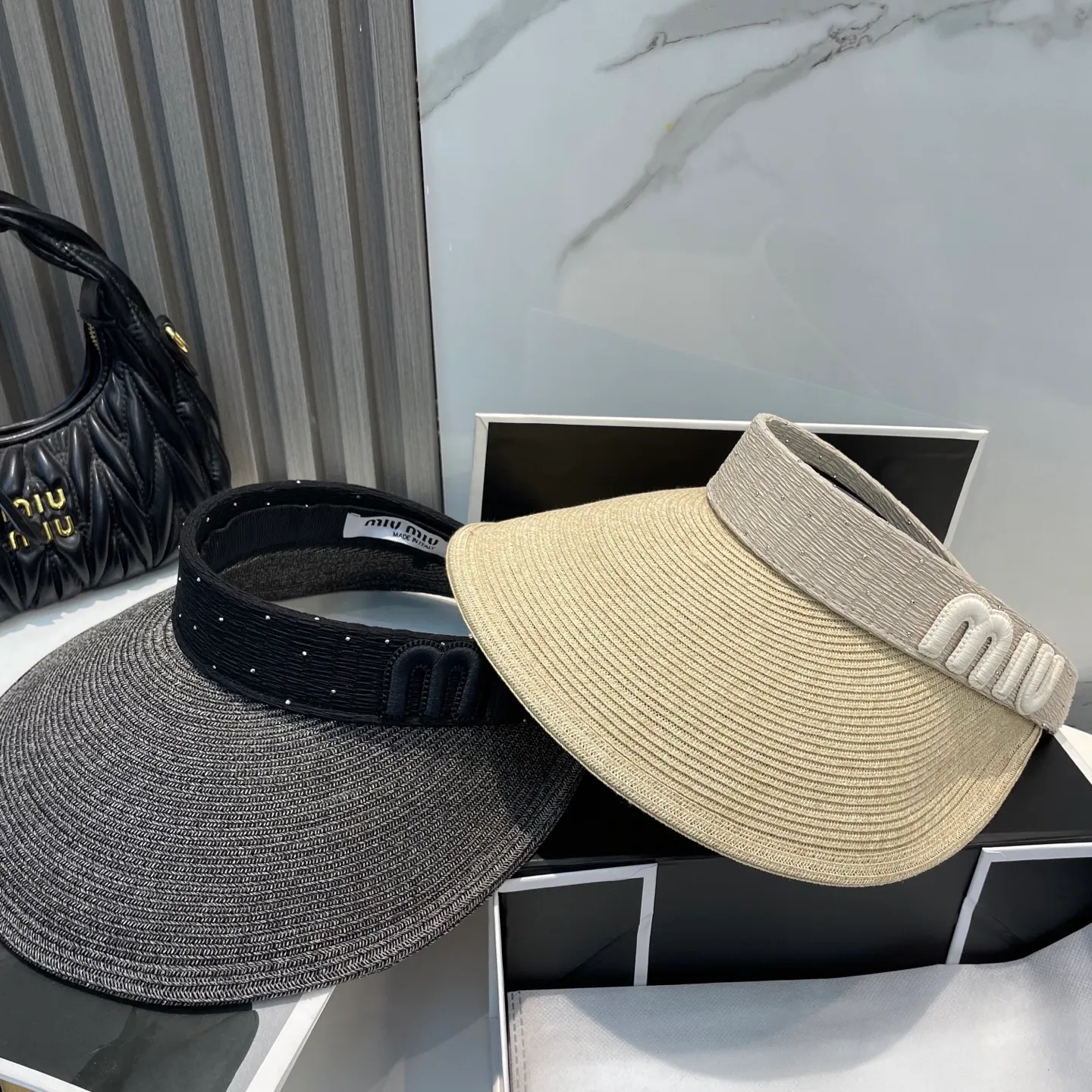 P70 comes with dust bag miumiu empty top hat, a must-have item in summer, because it is so easy to match, it is really super artistic in summer when paired with a cool summer style~ Just wear a little white skirt and you can attract the attention of blockbusters~