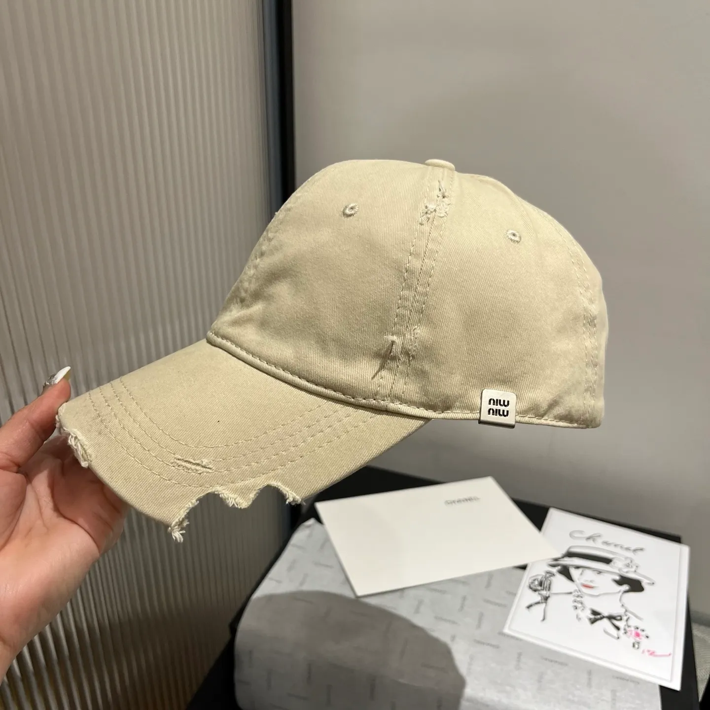 💰70¥ miumiu new ripped peaked cap, unisex, great style