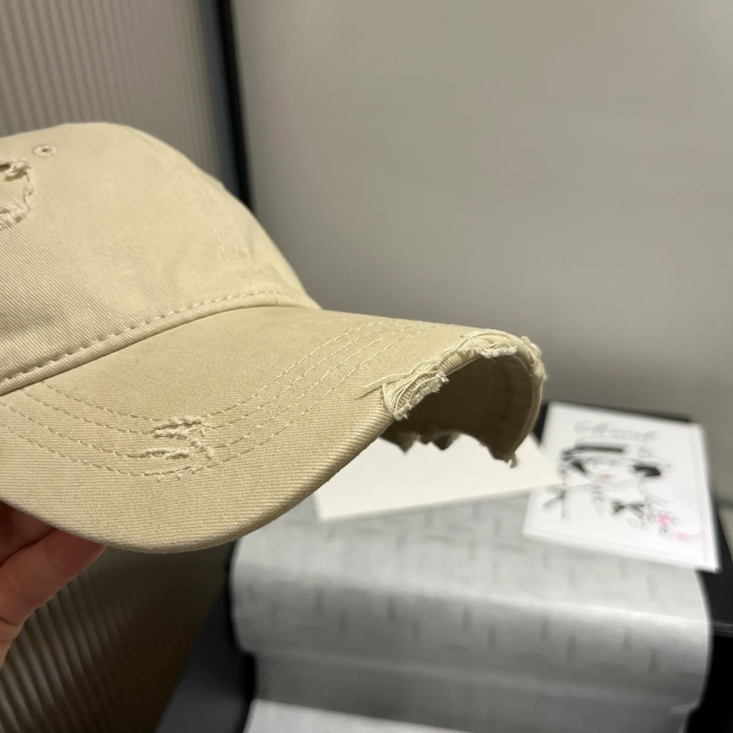 💰70¥ miumiu new ripped peaked cap, unisex, great style
