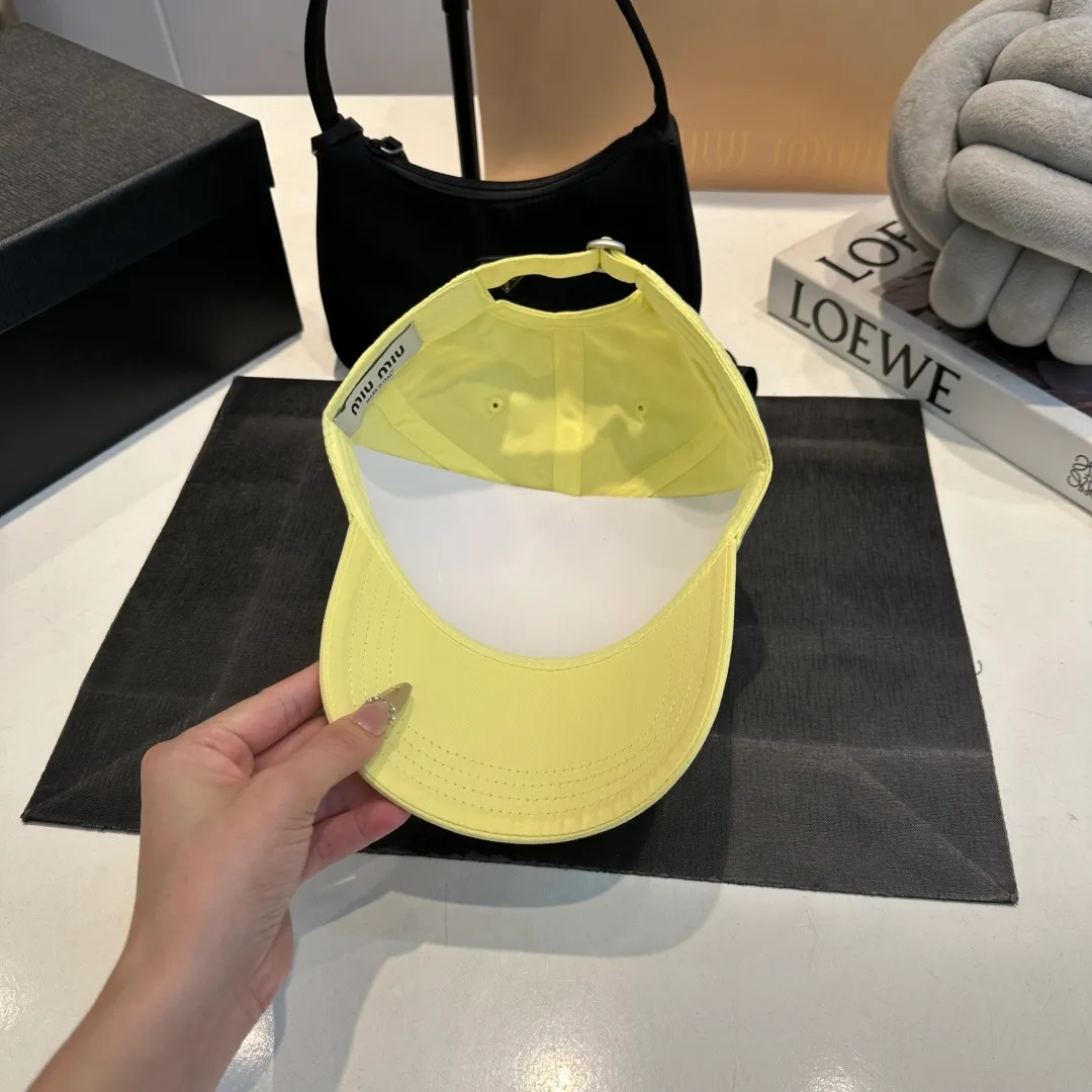 P56 miumiu's new candy-colored summer baseball cap. Color matchmaker. It's so confusing. Add a few more colors and match them as you like.