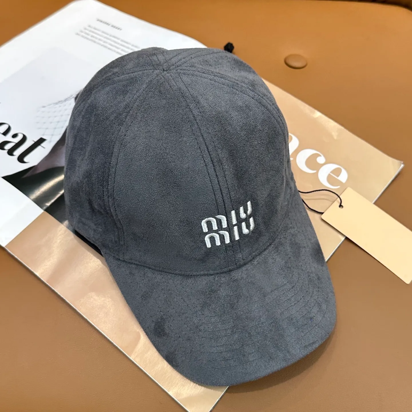 P70 miumiu Miu Miu's new leather baseball cap. The colors are so special~ Close your eyes and look in. They are all white colors. Same style for men and women.