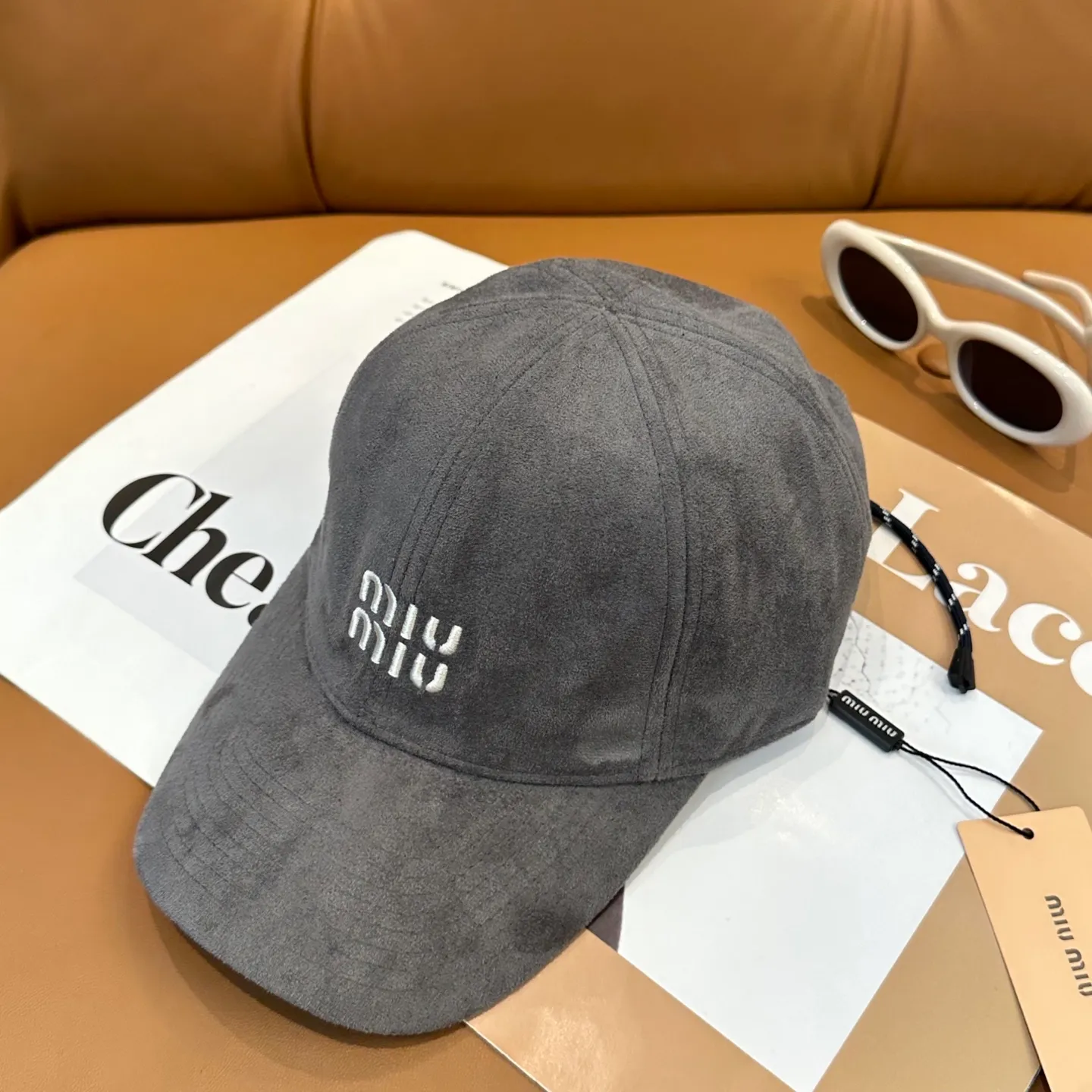 P70 miumiu Miu Miu's new leather baseball cap. The colors are so special~ Close your eyes and look in. They are all white colors. Same style for men and women.