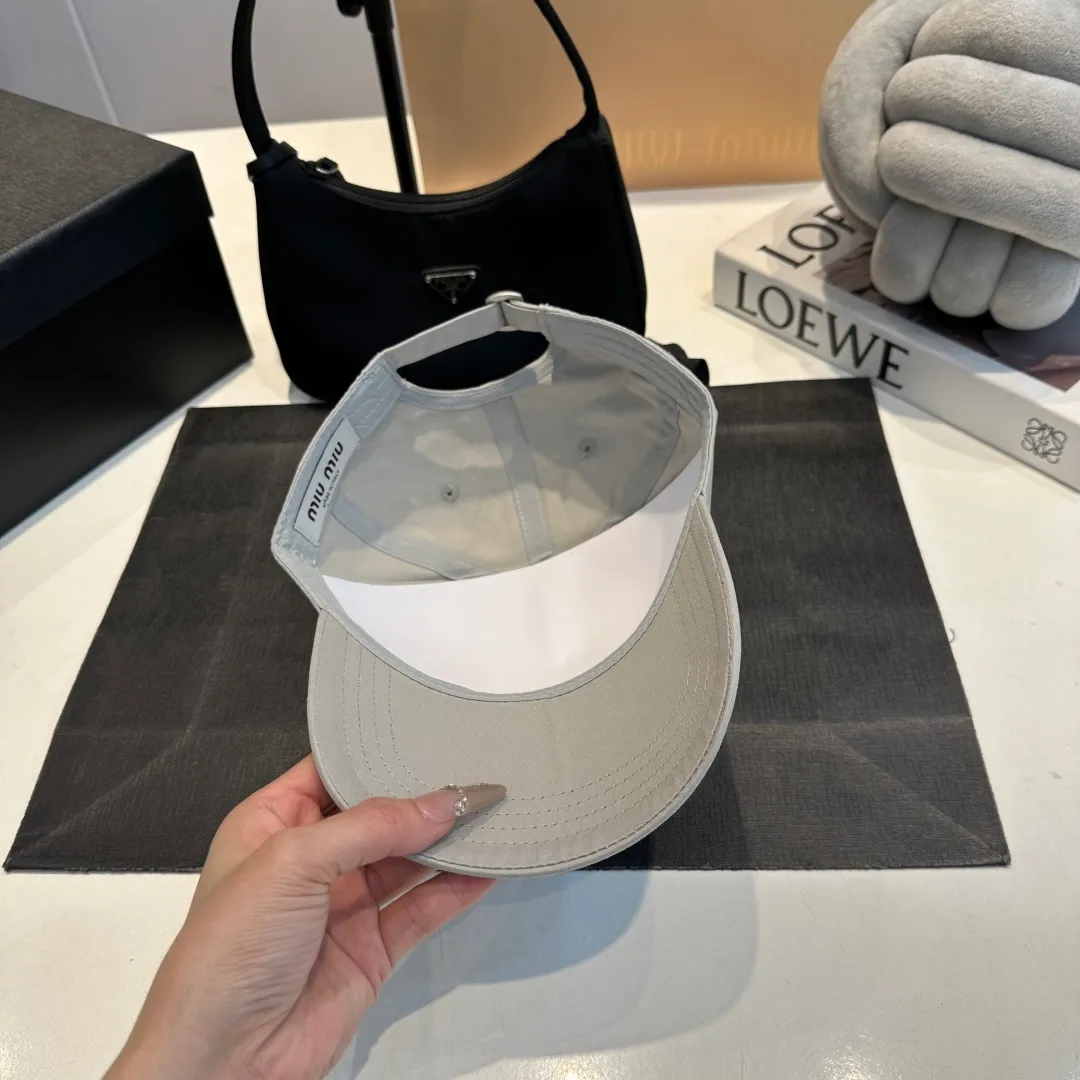 P56 miumiu's new candy-colored summer baseball cap. Color matchmaker. It's so confusing. Add a few more colors and match them as you like.