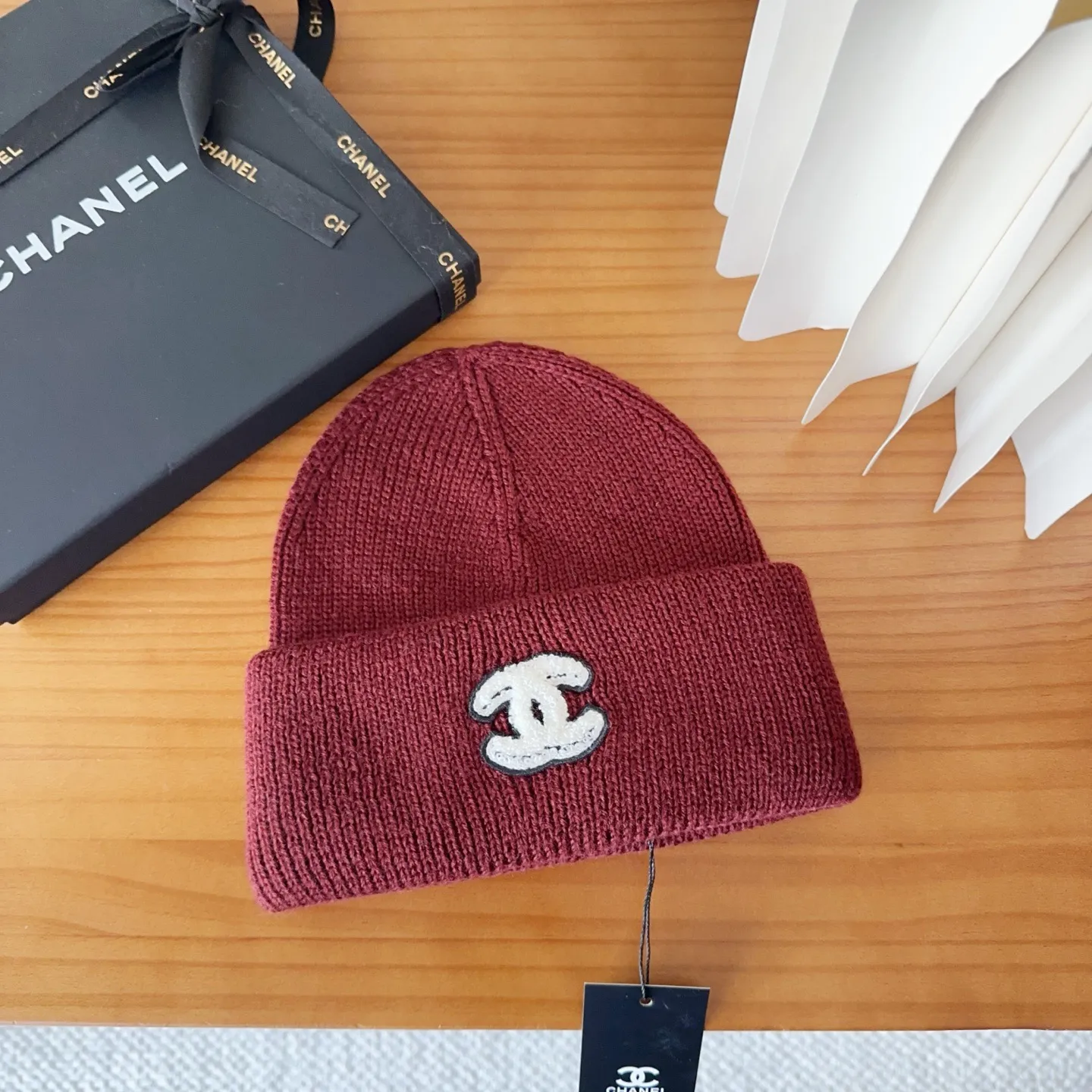 💰70 miumiu’s most popular knitted hat at Miumiu counter! Xiaohongshu’s new product is released, it’s so 🉑️, high-elastic fabric, classic colors, same style for men and women.