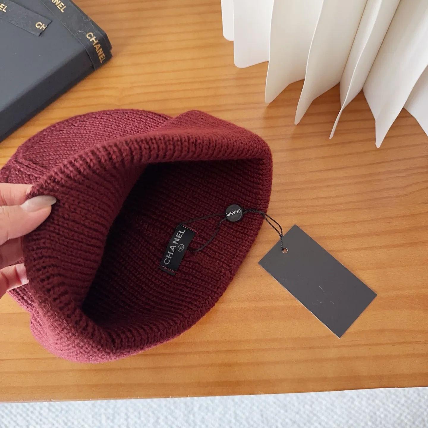 💰70 miumiu’s most popular knitted hat at Miumiu counter! Xiaohongshu’s new product is released, it’s so 🉑️, high-elastic fabric, classic colors, same style for men and women.