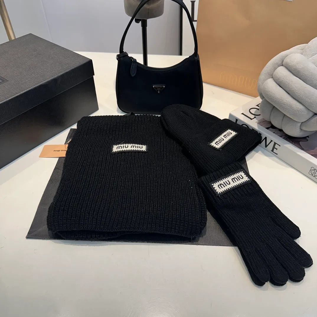 P170 MiuMiu～The new autumn and winter cold hat knitted hat three-piece set, hat, gloves and scarf, super soft and stretchy, very warm, with an amazing concave shape!