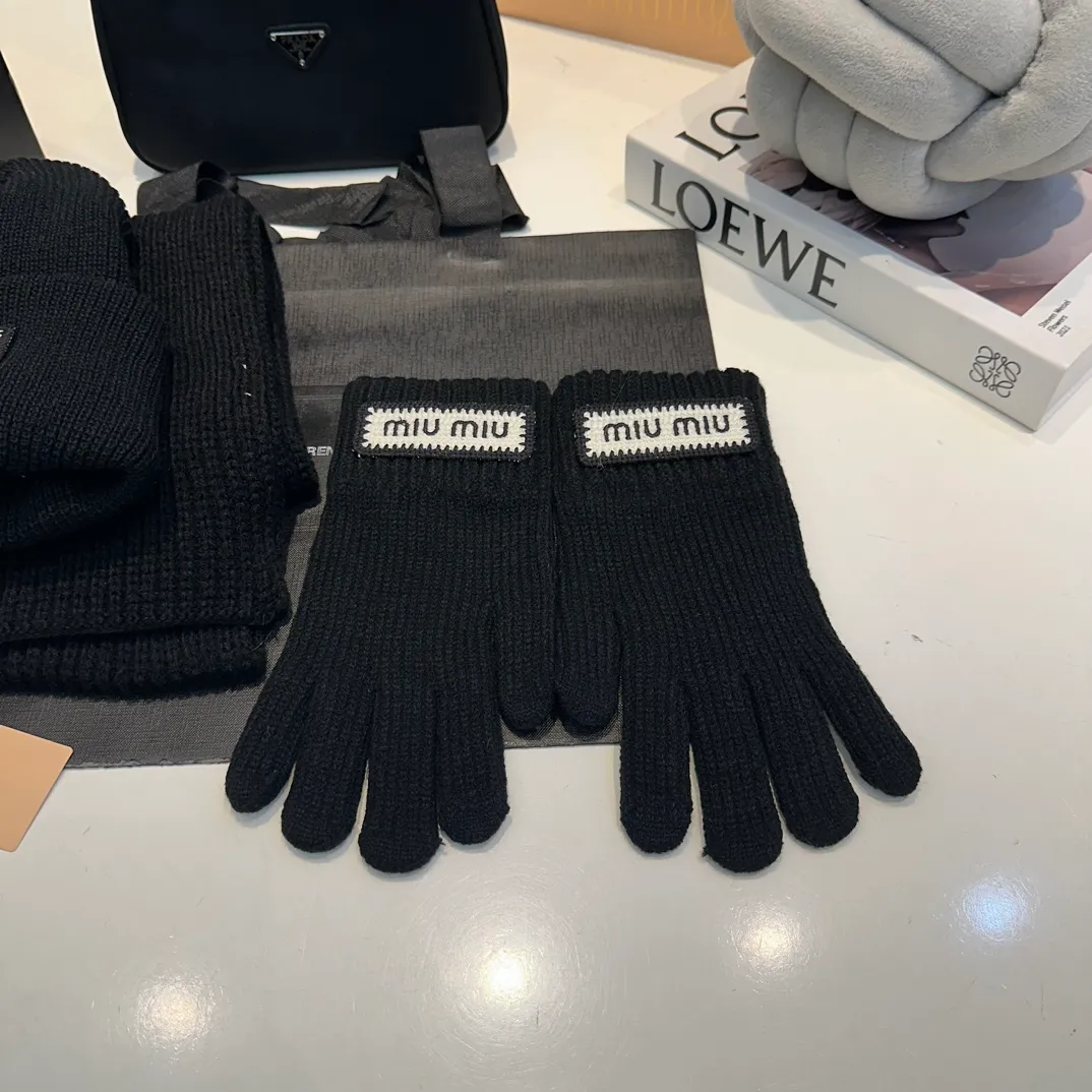 P170 MiuMiu～The new autumn and winter cold hat knitted hat three-piece set, hat, gloves and scarf, super soft and stretchy, very warm, with an amazing concave shape!