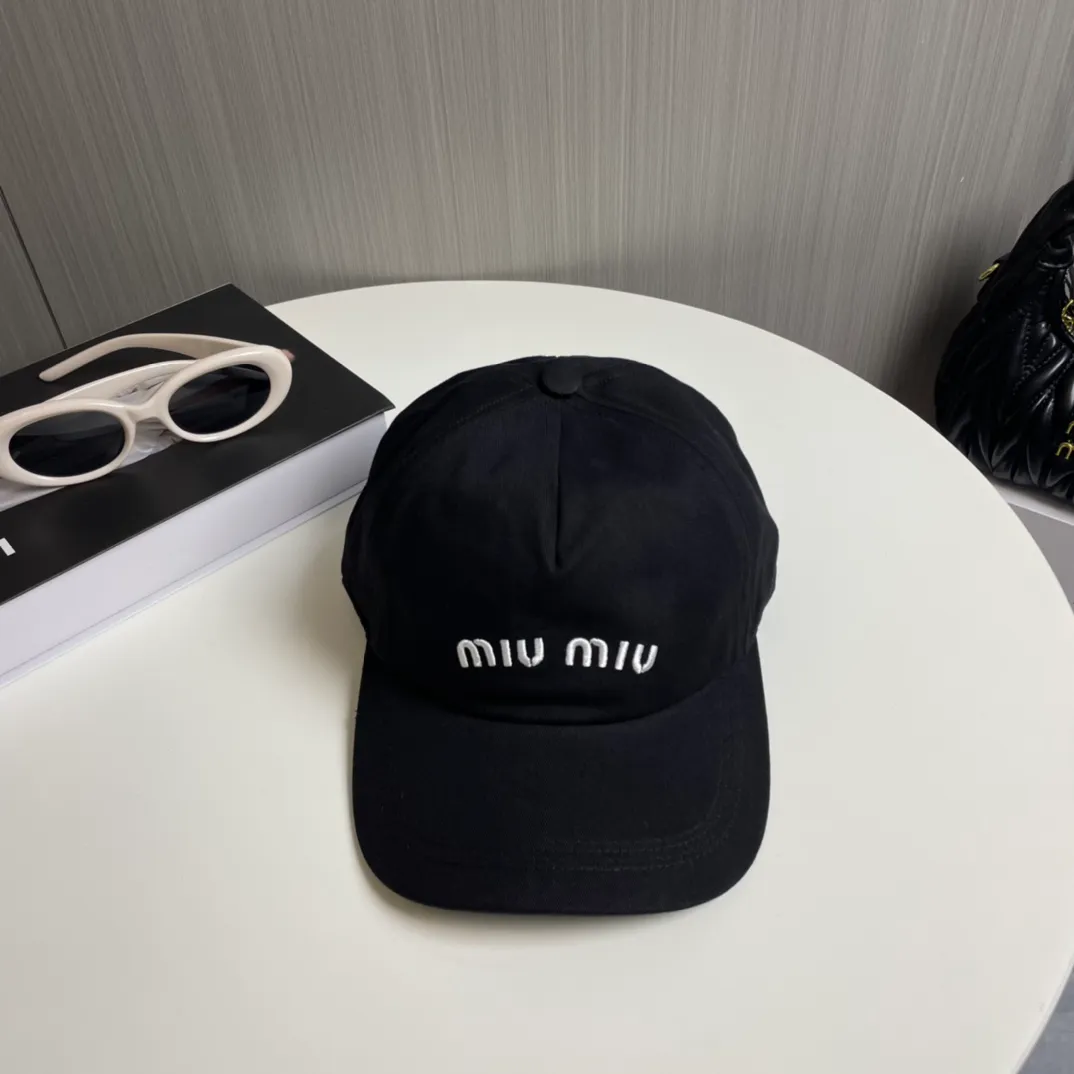 P66 miumiu canvas baseball cap at Miumiu counter. One-to-one mold customization. Head circumference 57cm. Unisex. miumiu's new baseball cap is popular right now and has a full street feel! Trendy and versatile, Xiaohongshu grows grass, poison, get your boyfriend, and cool together