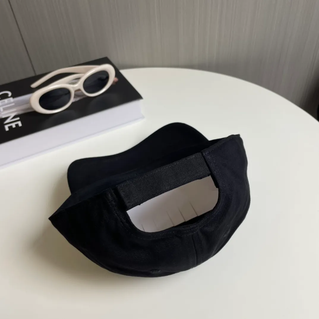 P66 miumiu canvas baseball cap at Miumiu counter. One-to-one mold customization. Head circumference 57cm. Unisex. miumiu's new baseball cap is popular right now and has a full street feel! Trendy and versatile, Xiaohongshu grows grass, poison, get your boyfriend, and cool together