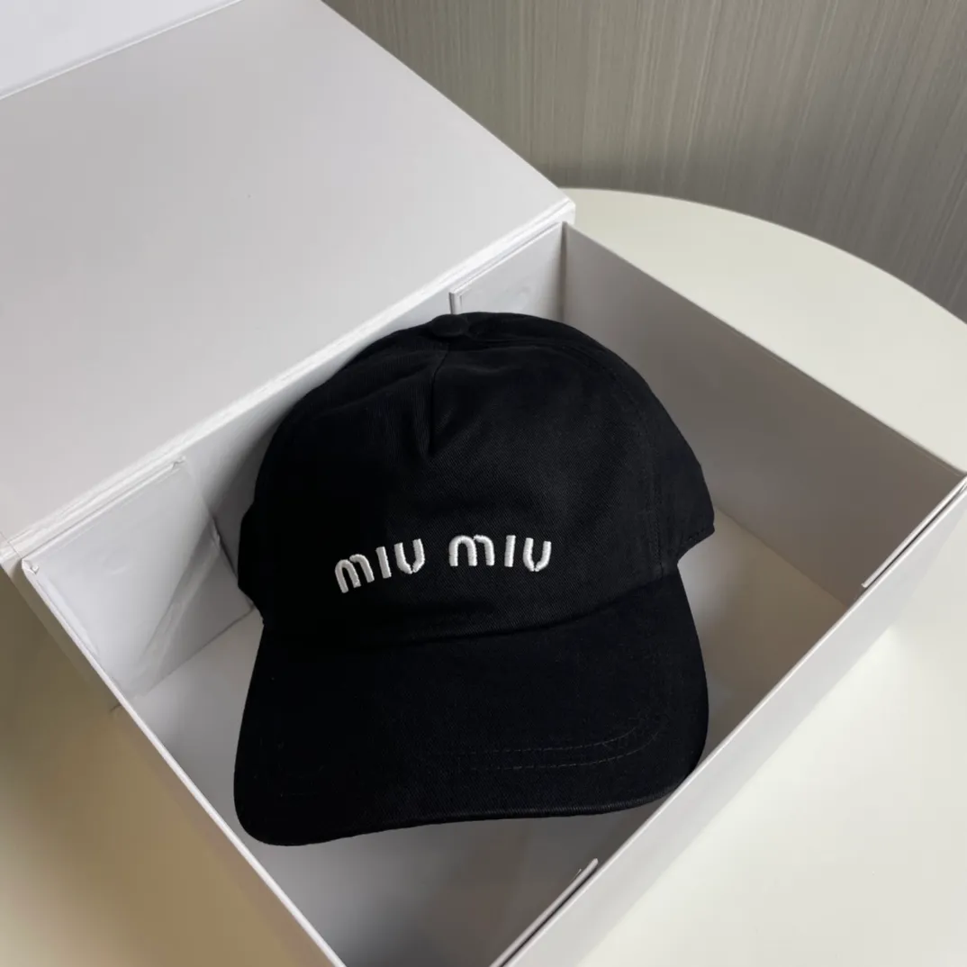 P66 miumiu canvas baseball cap at Miumiu counter. One-to-one mold customization. Head circumference 57cm. Unisex. miumiu's new baseball cap is popular right now and has a full street feel! Trendy and versatile, Xiaohongshu grows grass, poison, get your boyfriend, and cool together