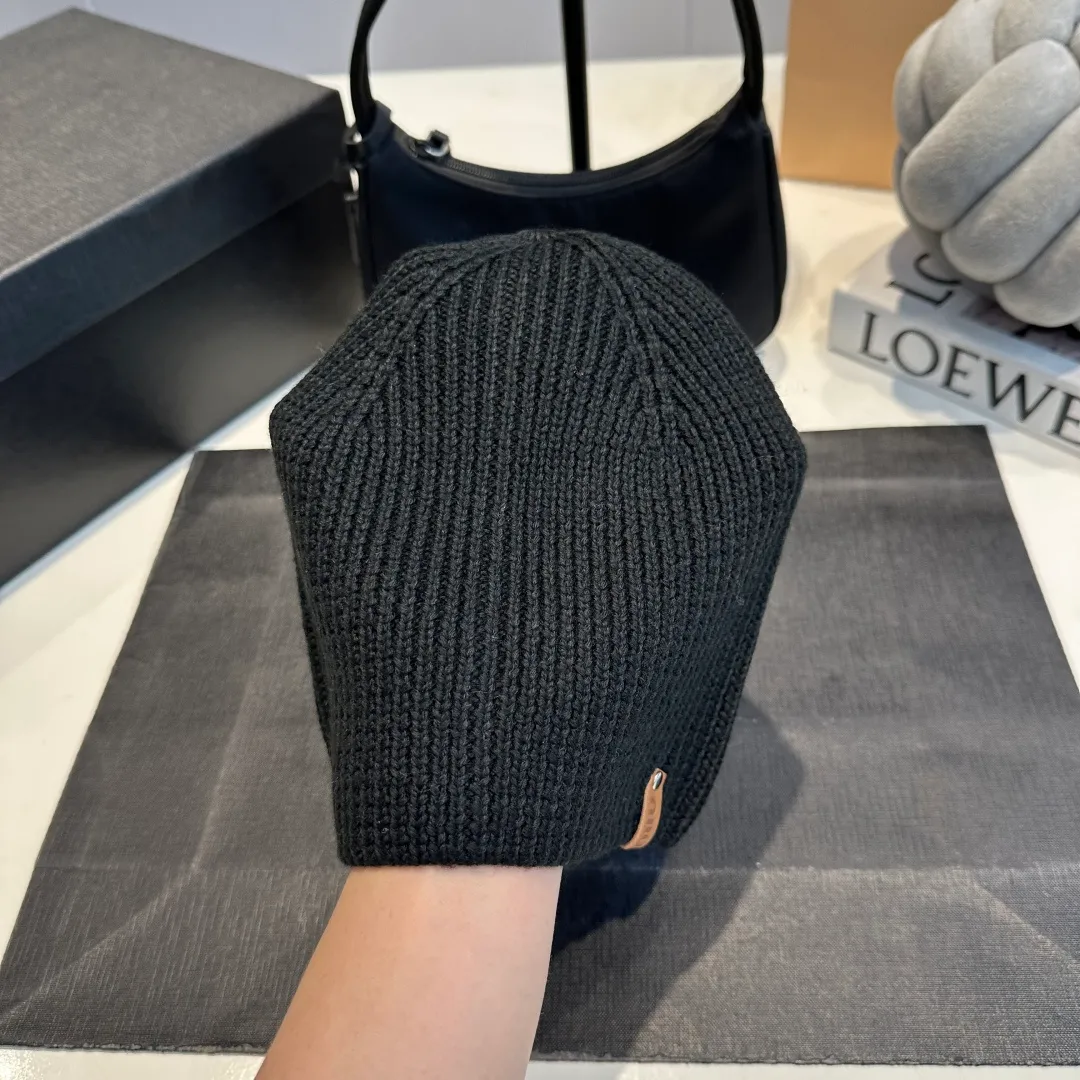 P50 MiuMiu Miu Miu's best-selling model, miumiu's new fall and winter counter knitted woolen hats for men and women, with first-class texture, perfect for going out on the street!