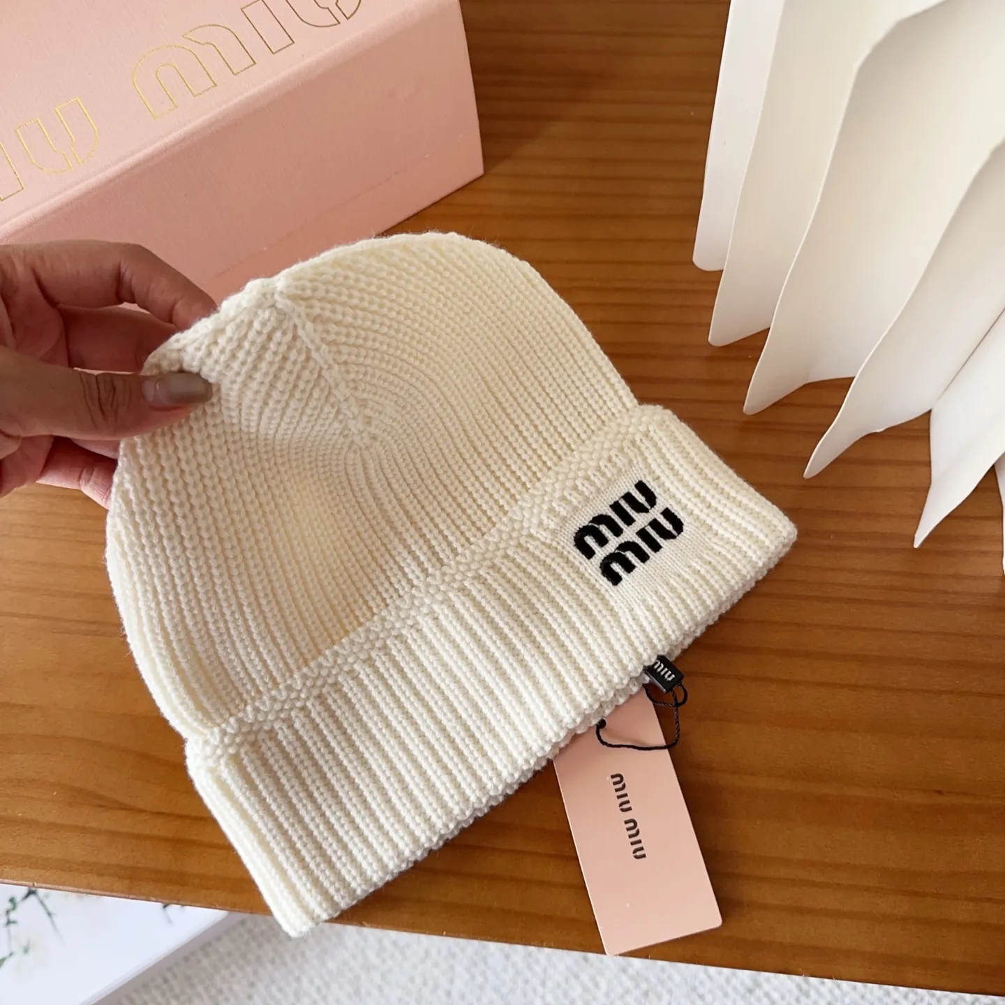 💰60 miumiu’s most popular knitted hat at the Miu Miu counter! Xiaohongshu’s new product is released, it’s so 🉑️, high-elastic fabric, classic colors, same style for men and women.